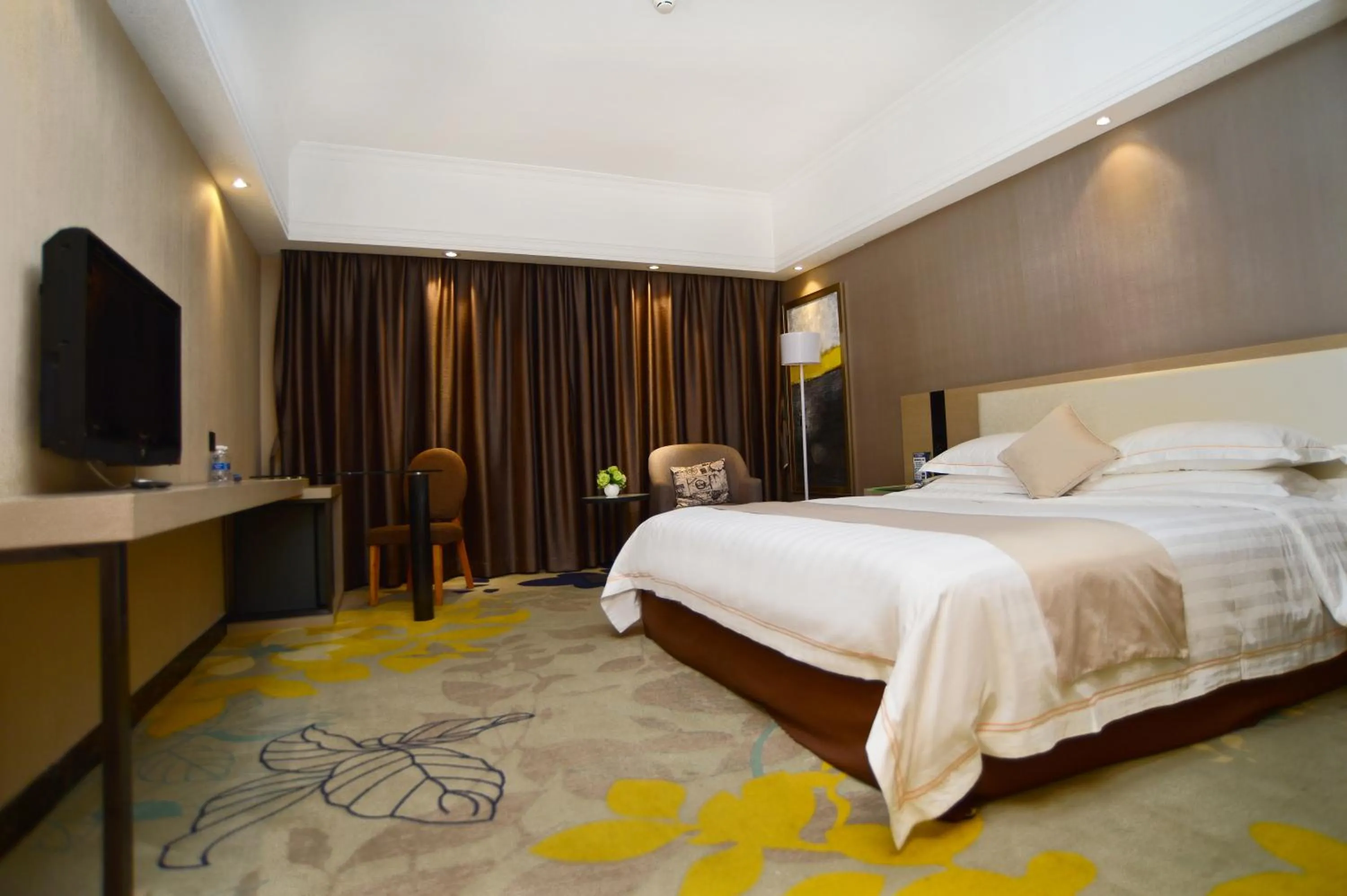 Photo of the whole room, Bed in Shenzhen Kaili Hotel, Guomao Shopping Mall