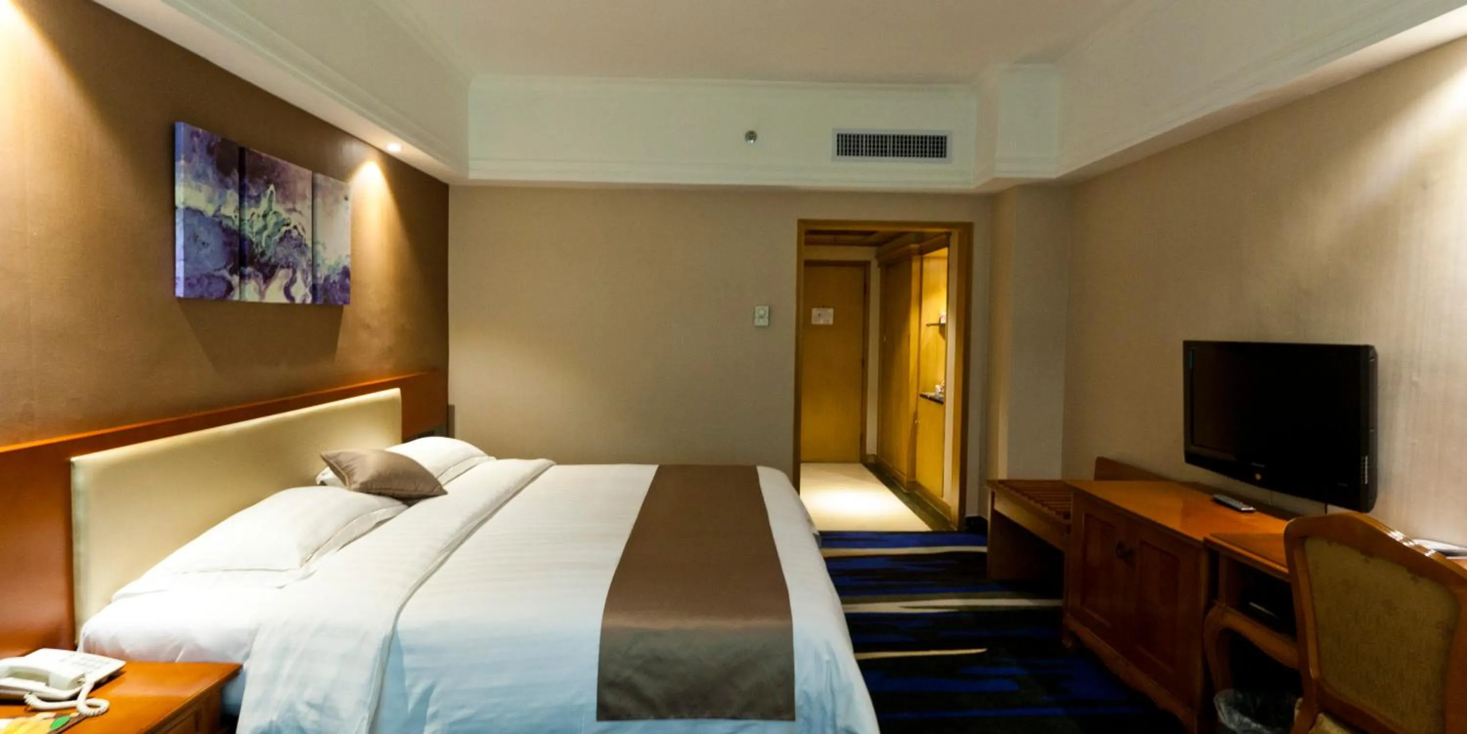 Photo of the whole room, Bed in Shenzhen Kaili Hotel, Guomao Shopping Mall