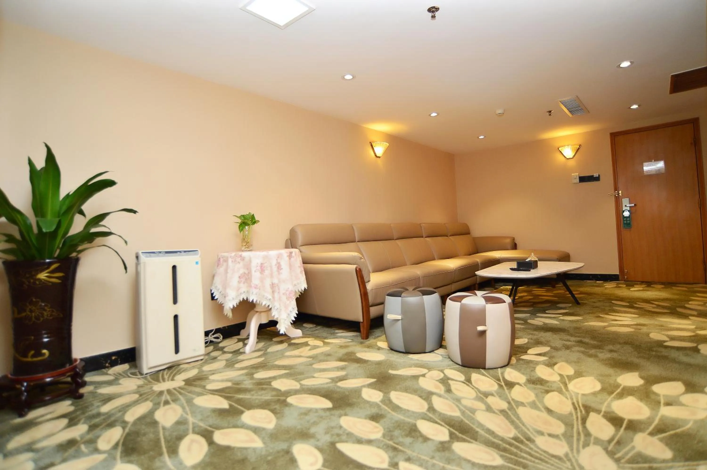 Living room in Shenzhen Kaili Hotel, Guomao Shopping Mall