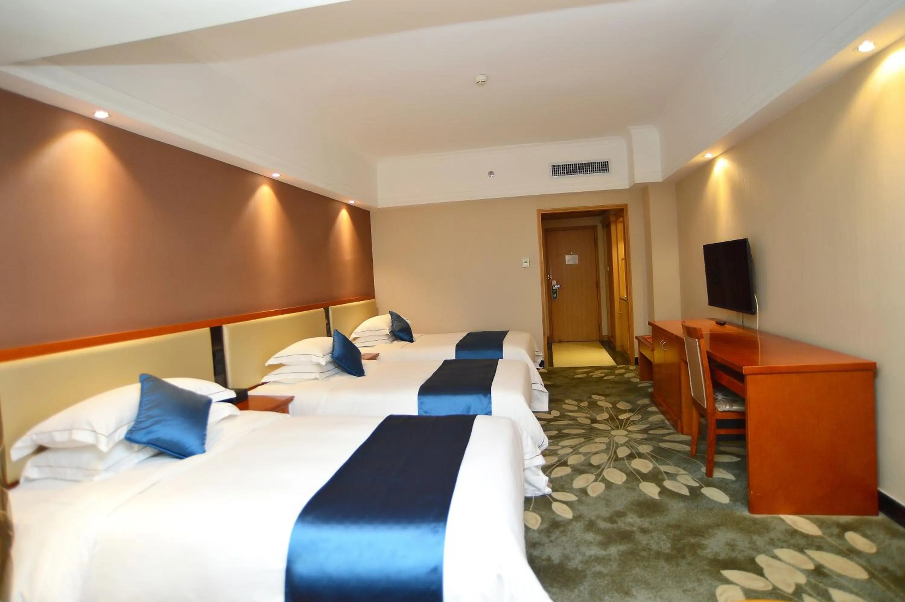 Photo of the whole room, Bed in Shenzhen Kaili Hotel, Guomao Shopping Mall