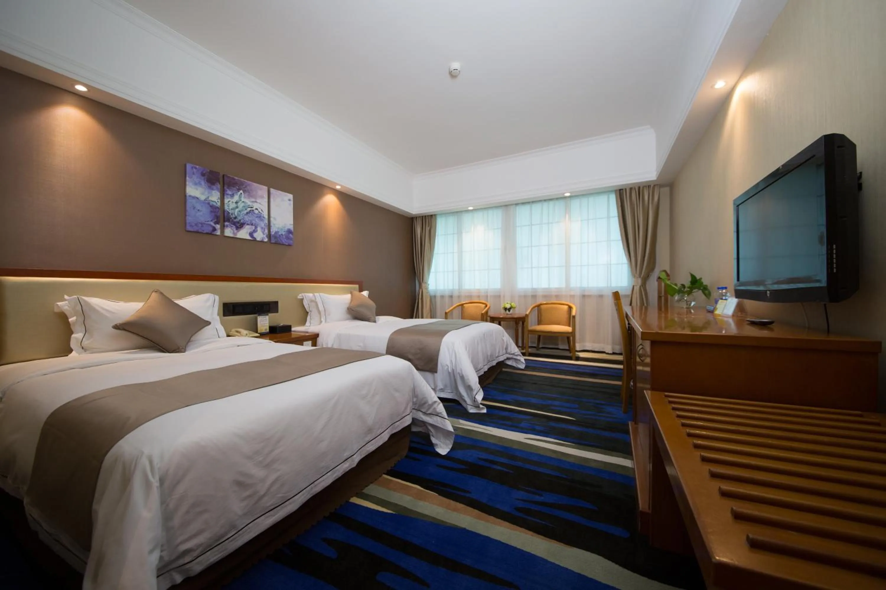 Photo of the whole room, Bed in Shenzhen Kaili Hotel, Guomao Shopping Mall