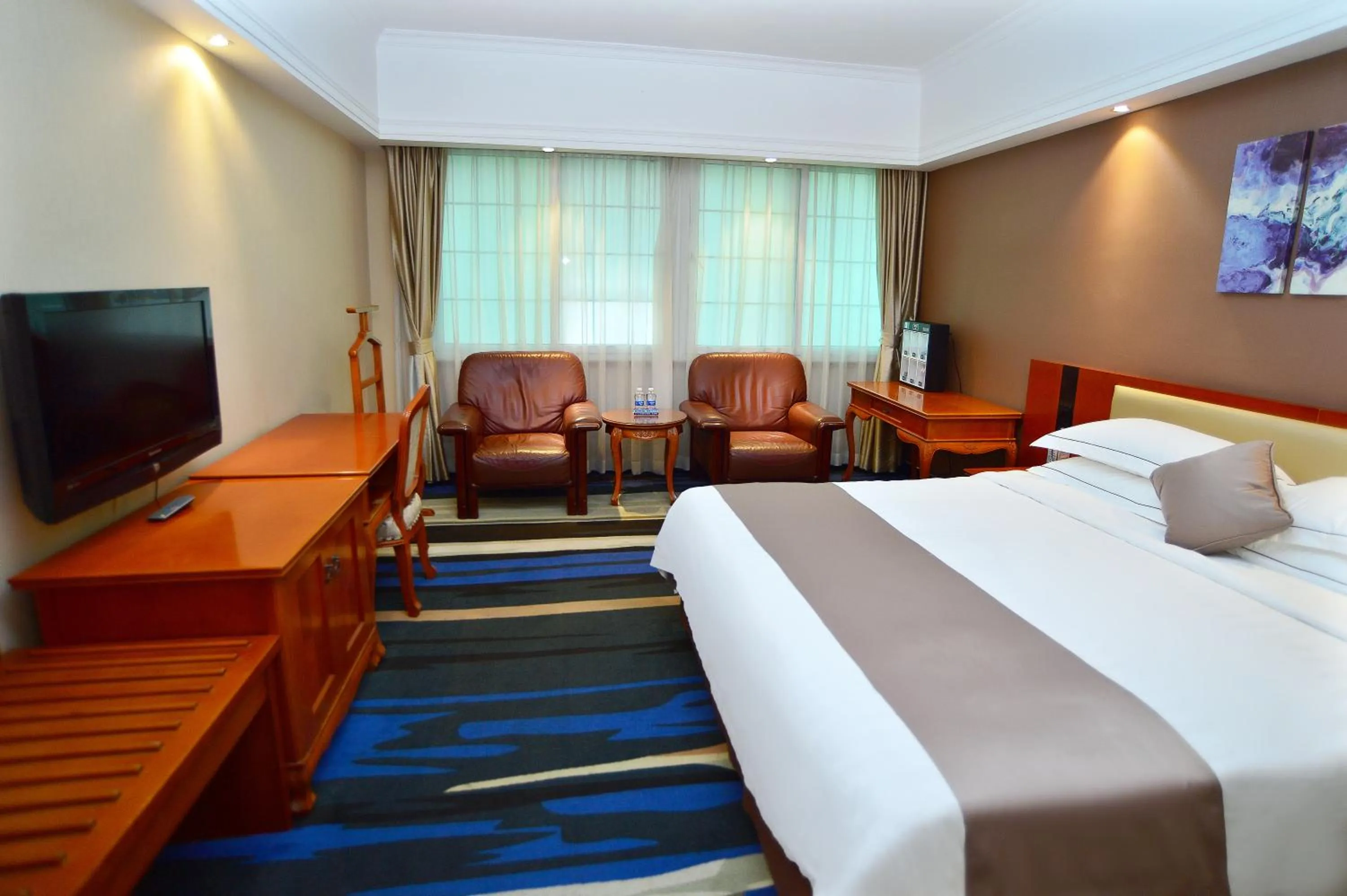 Photo of the whole room, Bed in Shenzhen Kaili Hotel, Guomao Shopping Mall