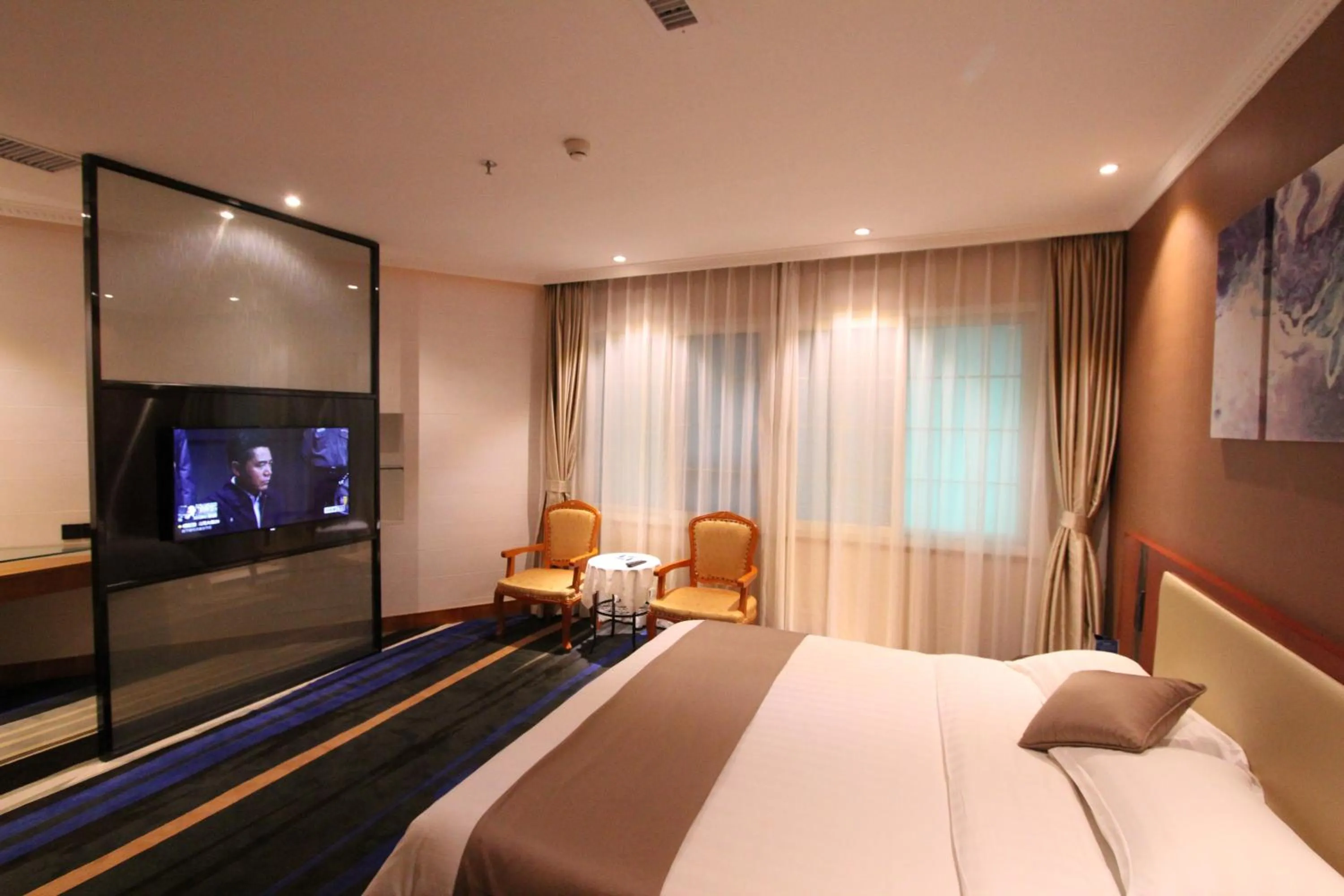 Photo of the whole room, Bed in Shenzhen Kaili Hotel, Guomao Shopping Mall