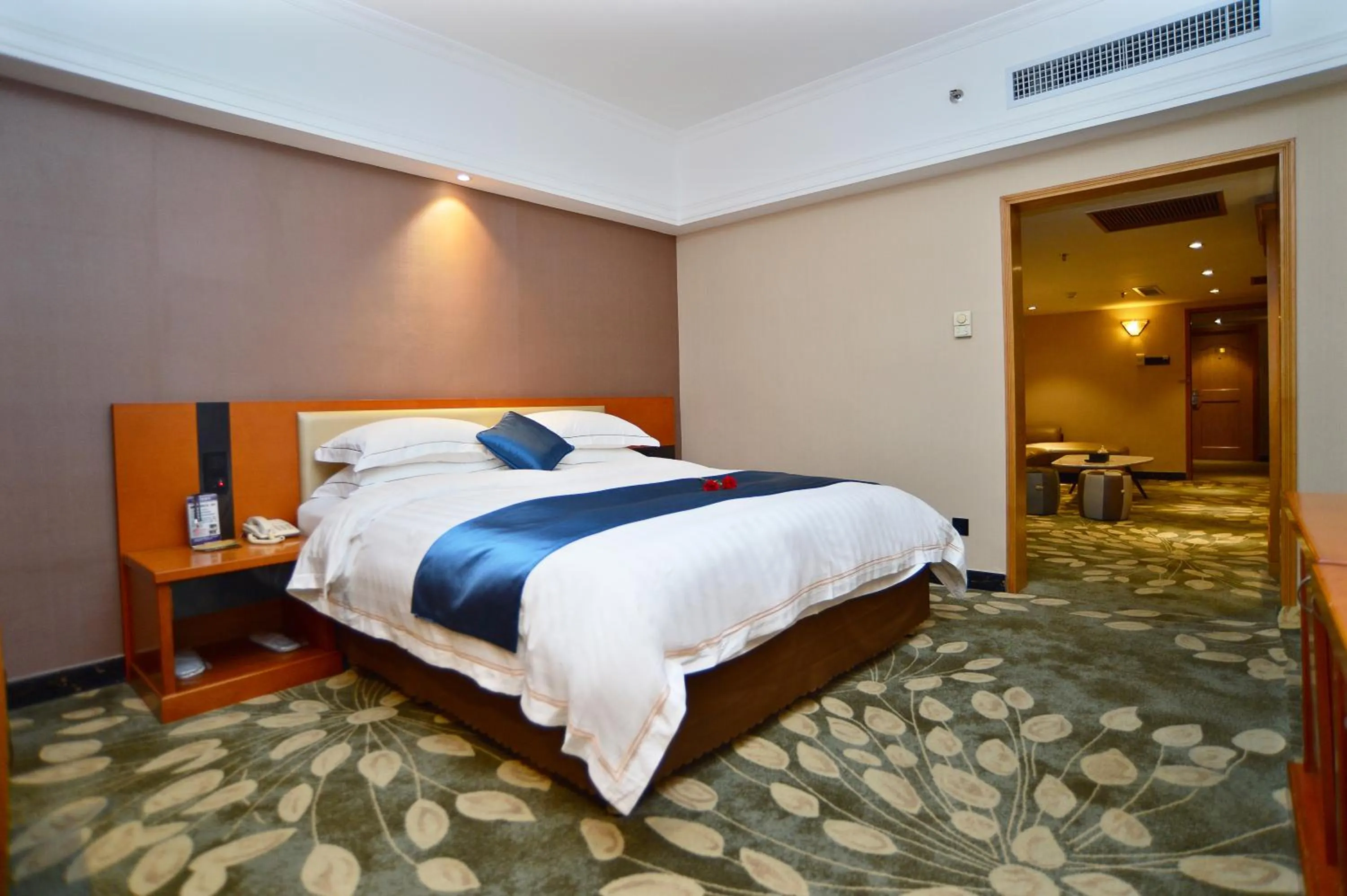 Photo of the whole room, Bed in Shenzhen Kaili Hotel, Guomao Shopping Mall
