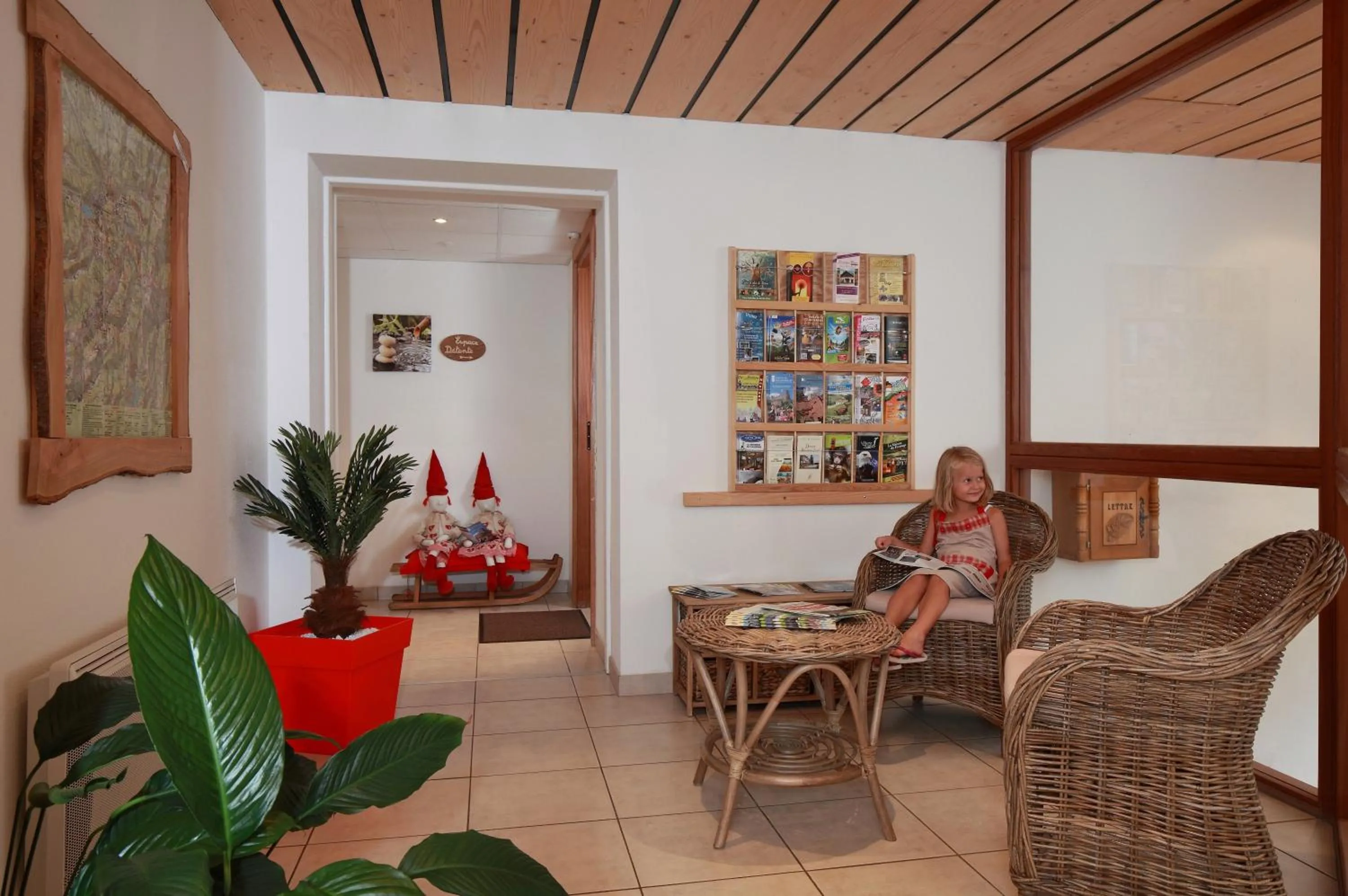 Lobby or reception in Logis Hôtel Le Vétiné