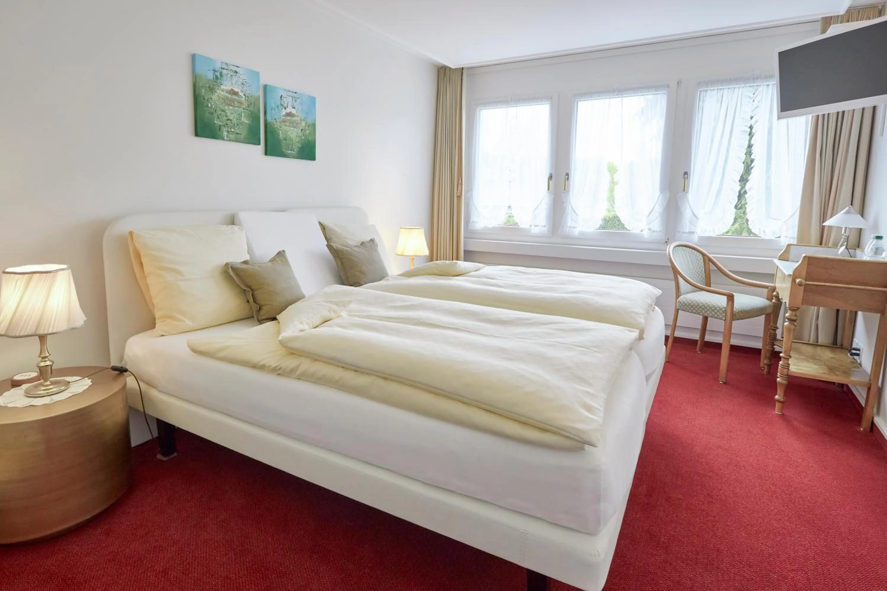 Photo of the whole room, Bed in Hotel & Spezialitätenrestaurant zur Linde
