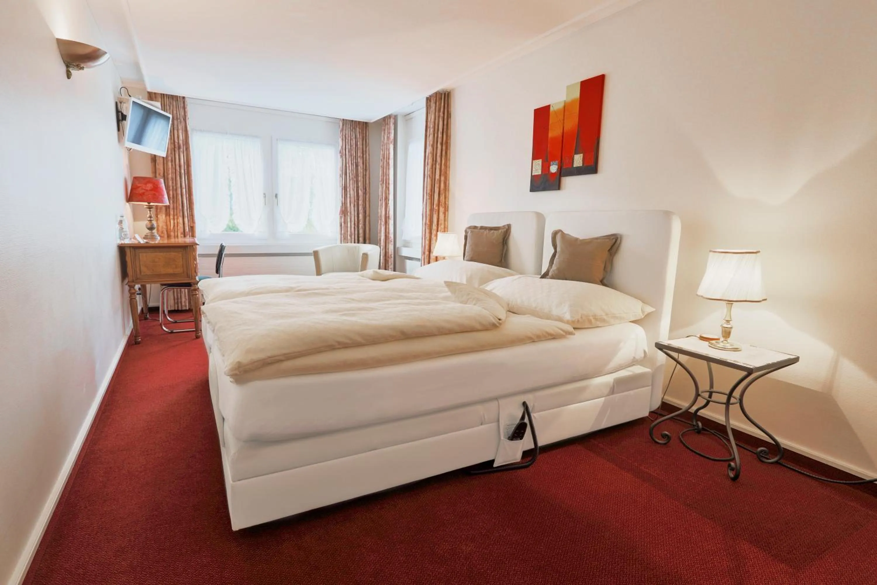 Photo of the whole room, Bed in Hotel & Spezialitätenrestaurant zur Linde