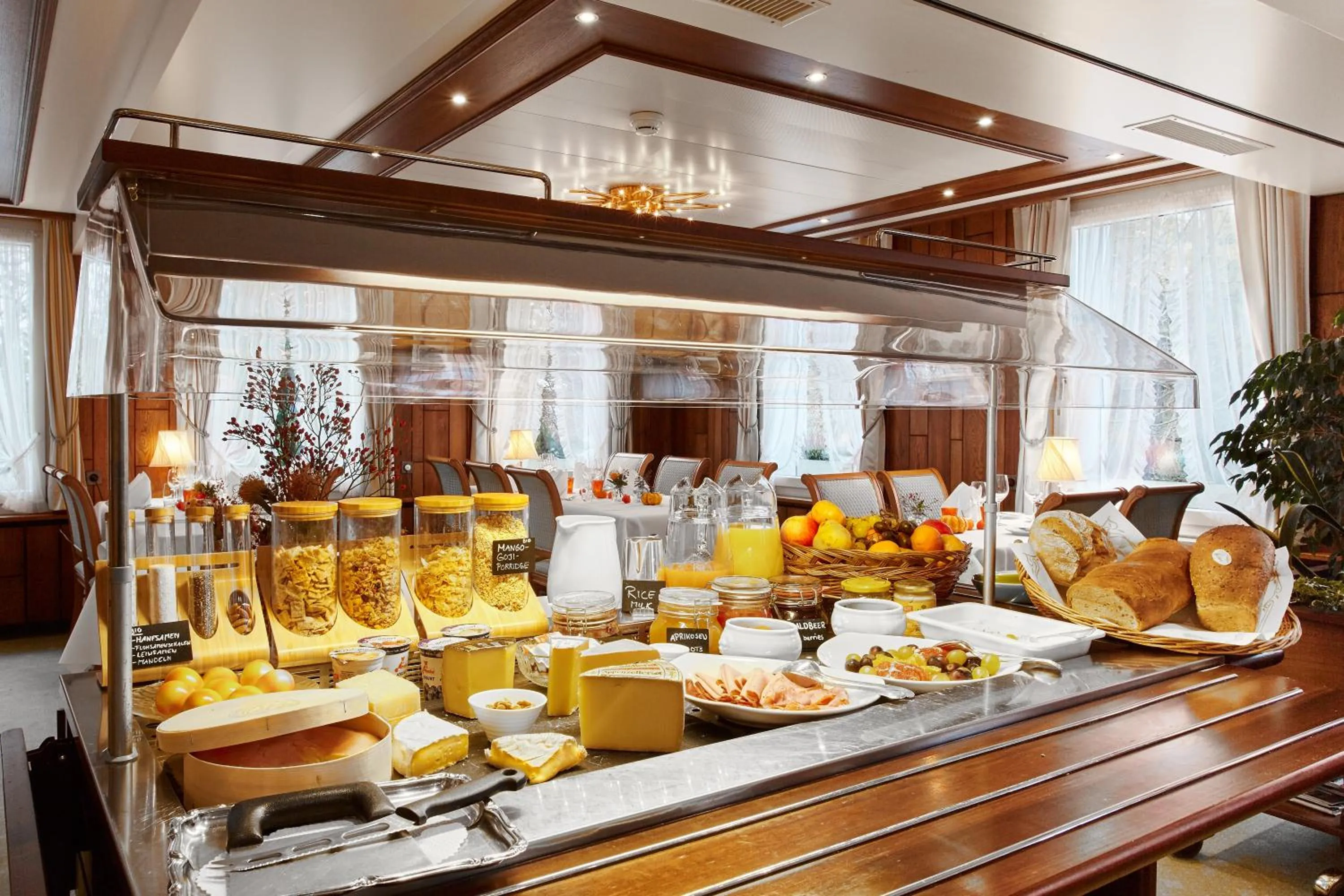 Buffet breakfast in Hotel & Spezialitätenrestaurant zur Linde