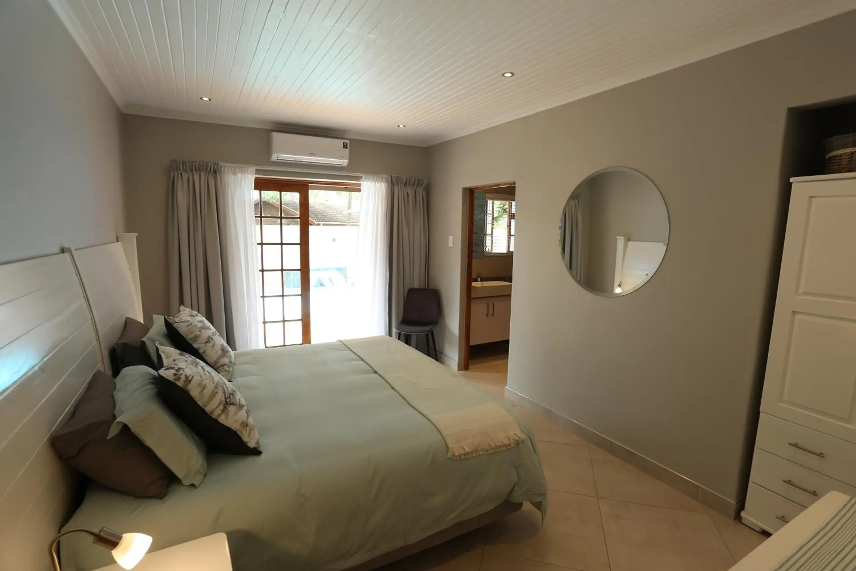 Luxury King Room - single occupancy in Rhino Coast Guesthouse Luxury King Room - single occupancy in Rhino Coast Guesthouse