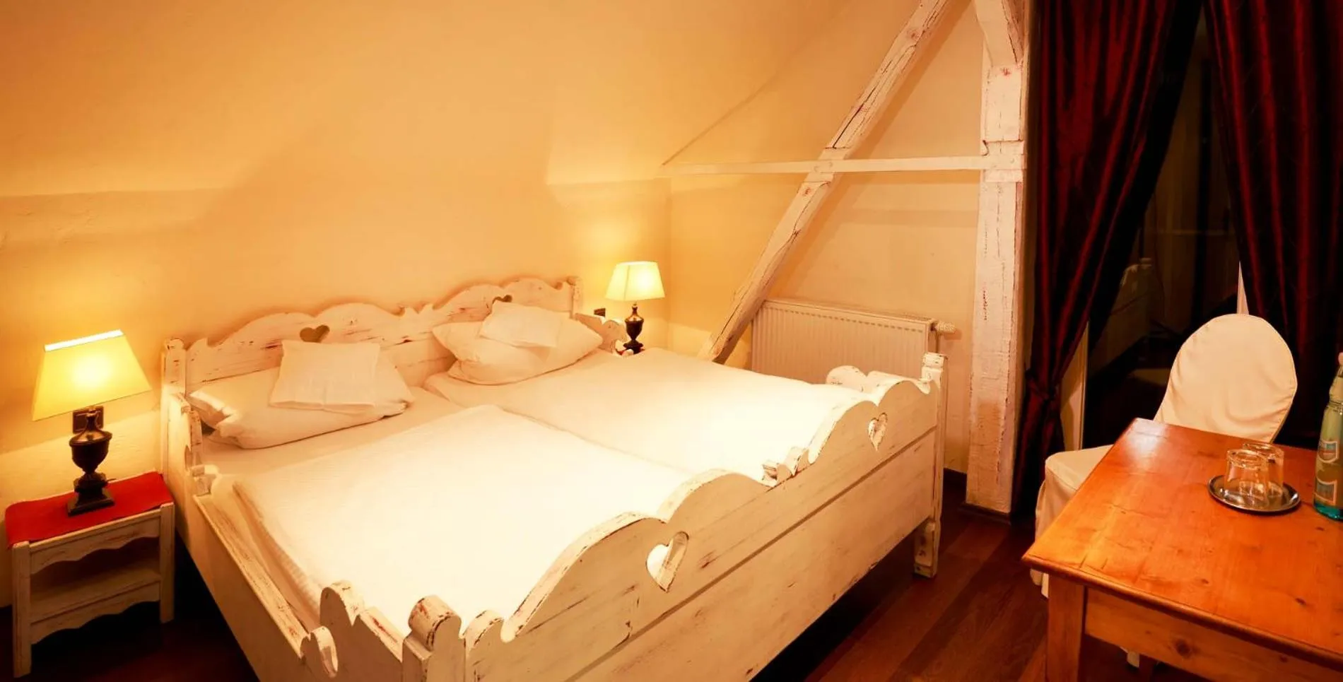 Bed in Hotel Der Grischäfer