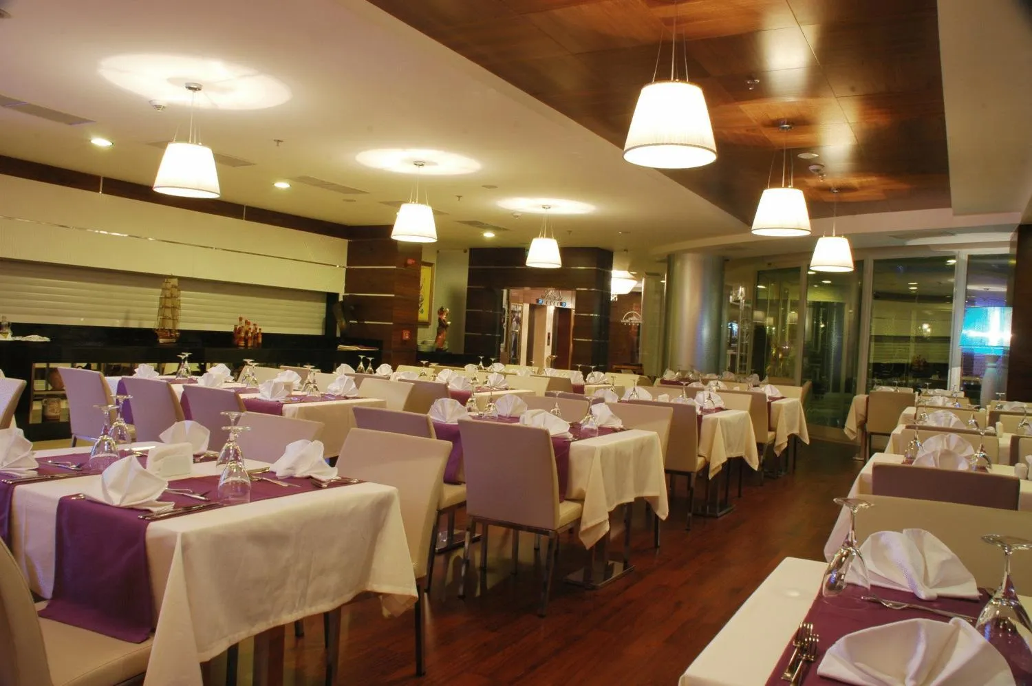 Restaurant/places to eat in Alba Hotel