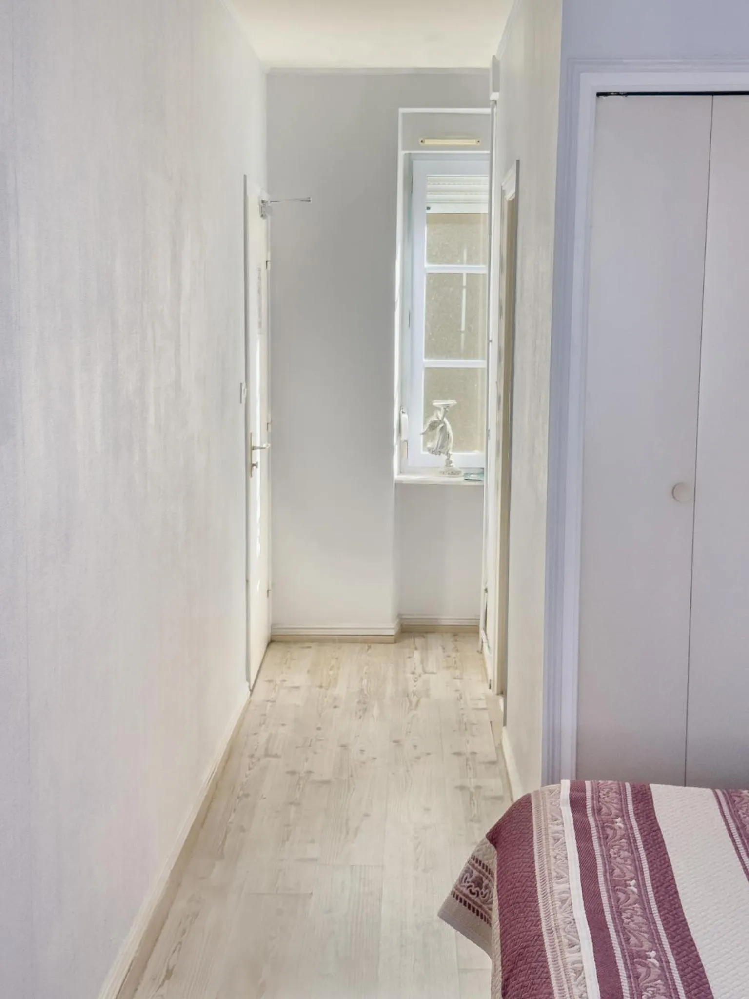 Bed in Logis Hôtel Les Chardons Bleus RESTAURANT LE BISTROT DE LA MER