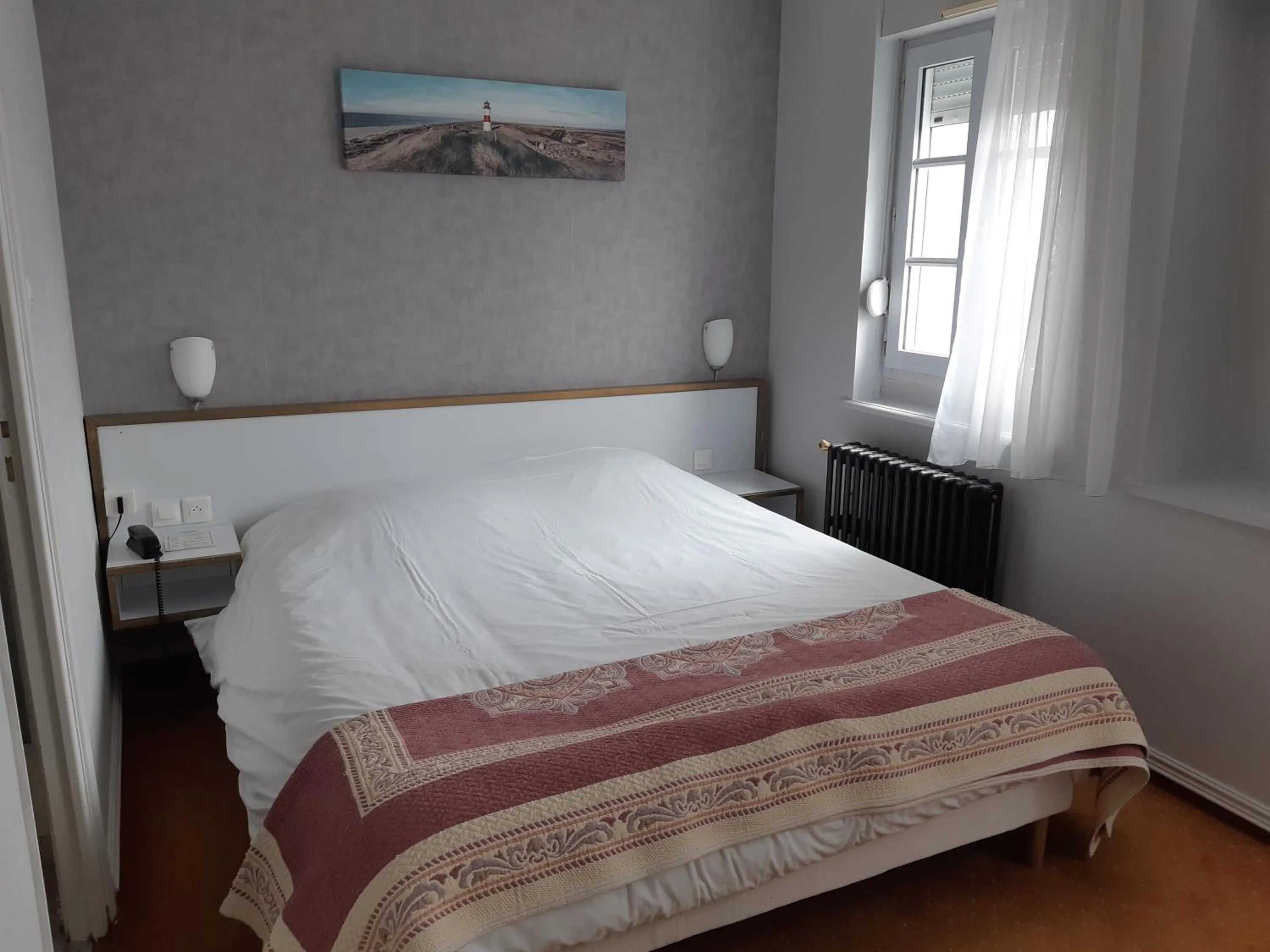 Bed in Logis Hôtel Les Chardons Bleus RESTAURANT LE BISTROT DE LA MER