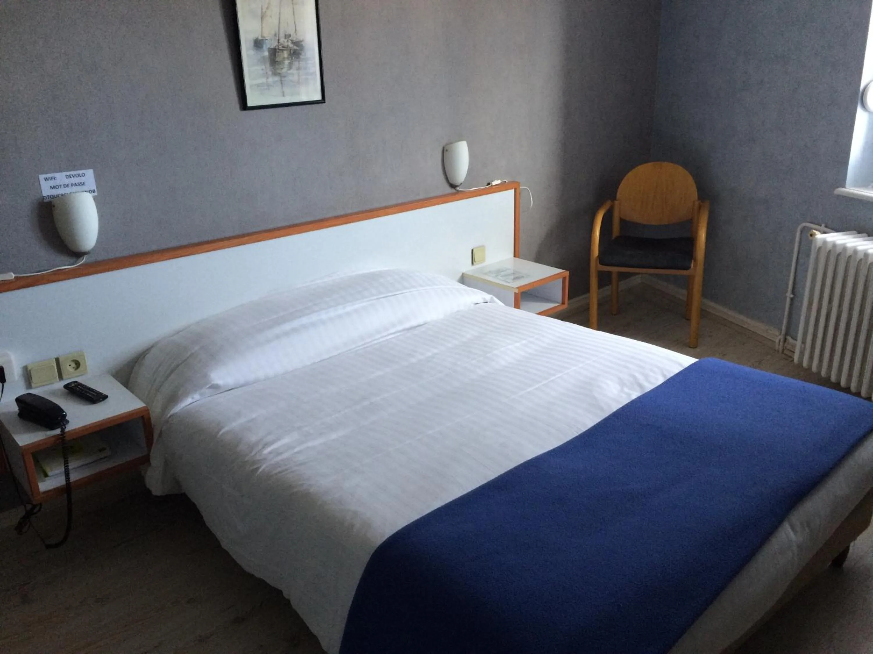 Bed in Logis Hôtel Les Chardons Bleus RESTAURANT LE BISTROT DE LA MER