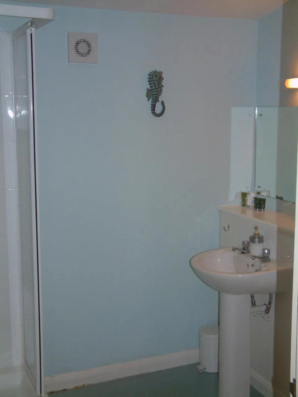 Bathroom in West Lodge Hotel