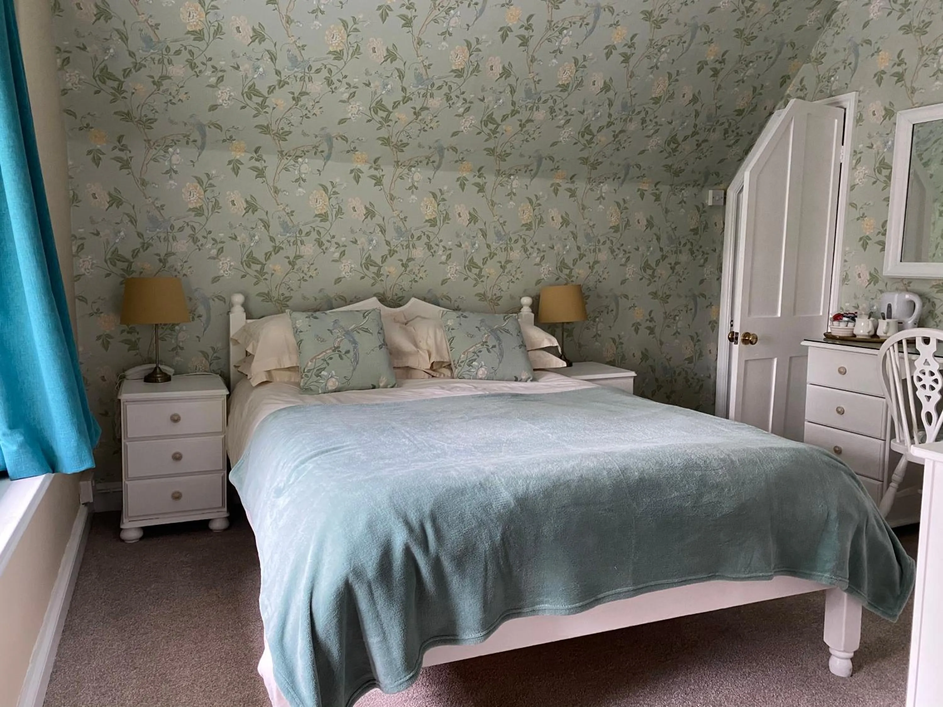 Bed in West Lodge Hotel