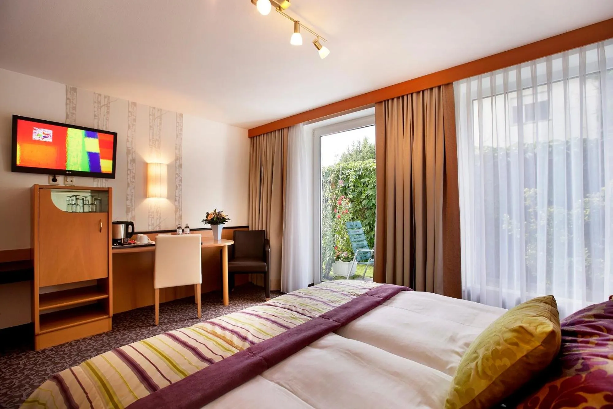 Photo of the whole room, Bed in Strandhotel Alte Donau