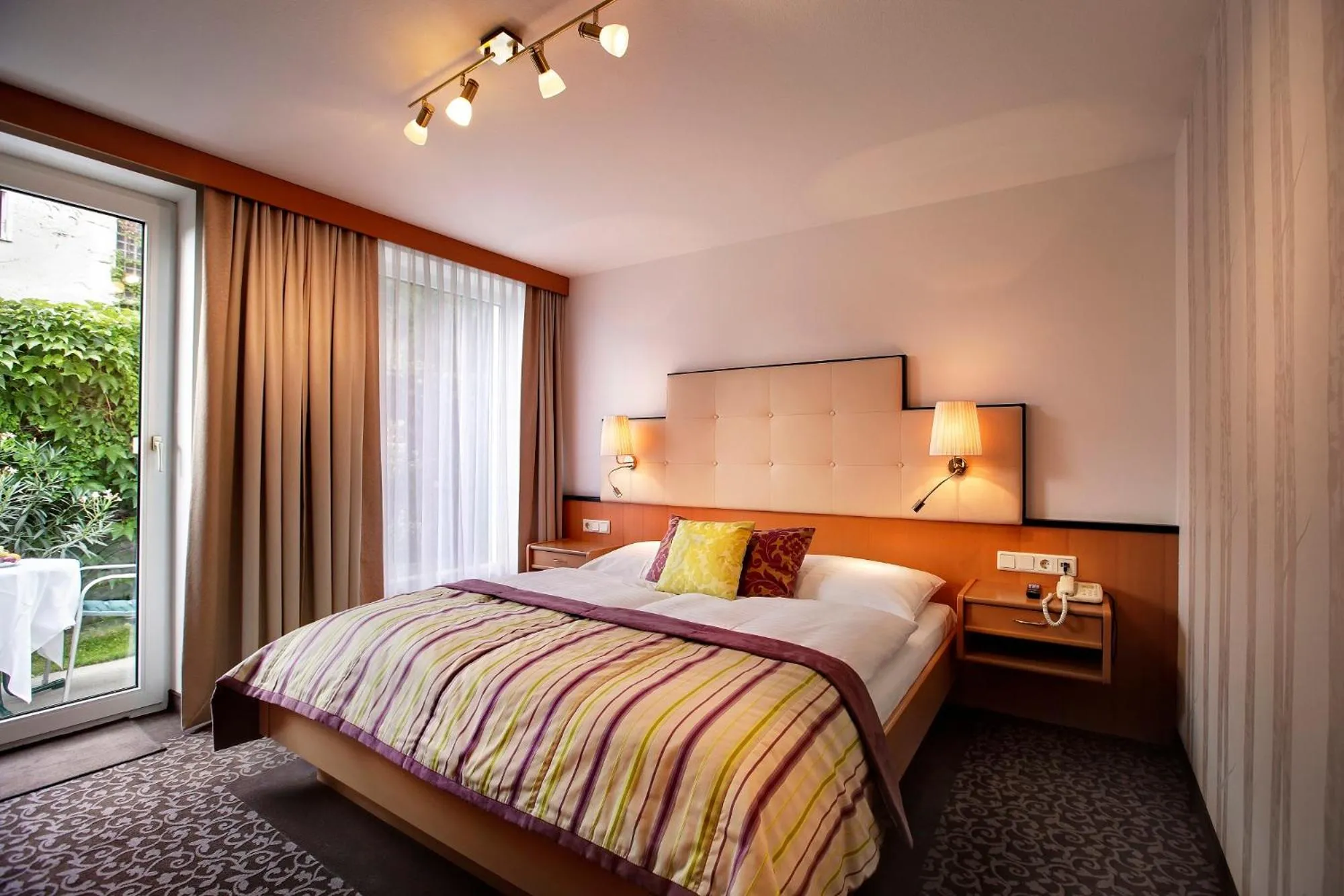 Photo of the whole room, Bed in Strandhotel Alte Donau