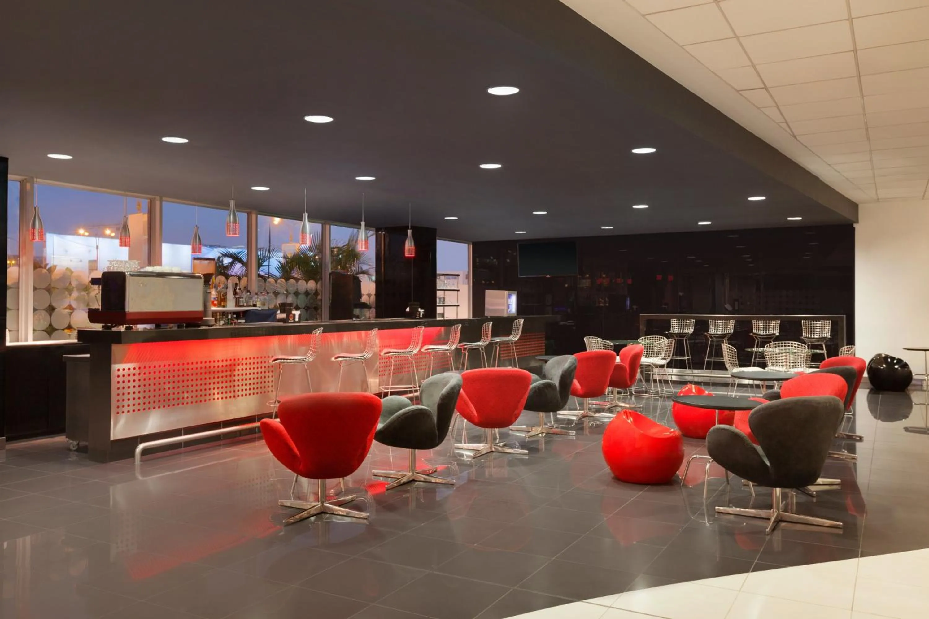 Lounge or bar in Wyndham Costa del Sol Lima Airport