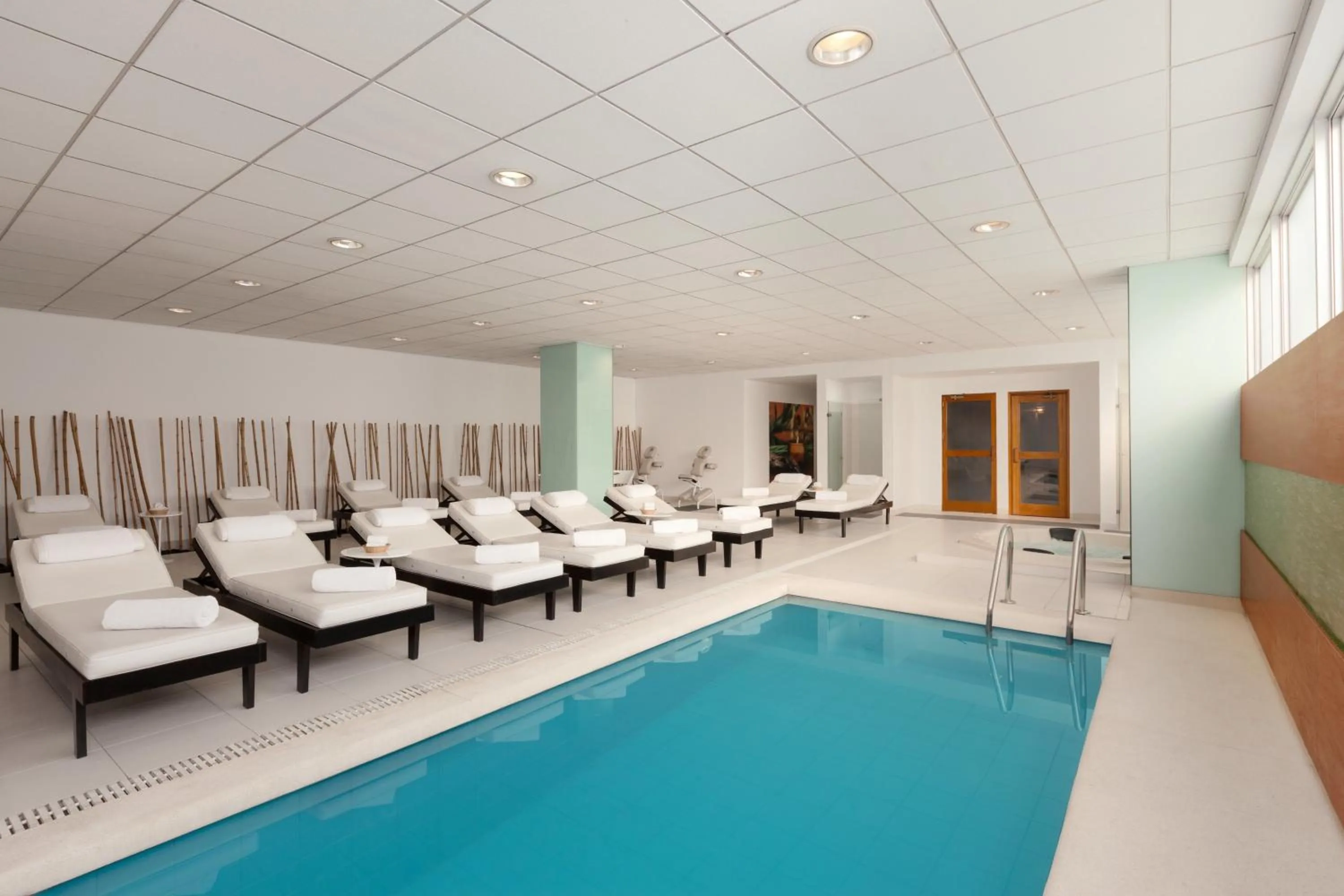 Swimming pool in Wyndham Costa del Sol Lima Airport