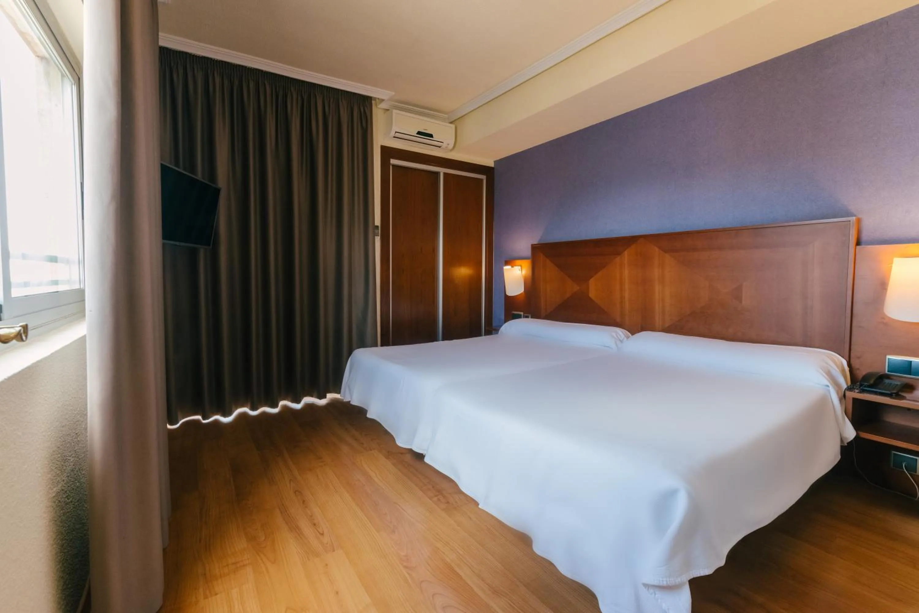 Photo of the whole room, Bed in Torreluz Apartamentos