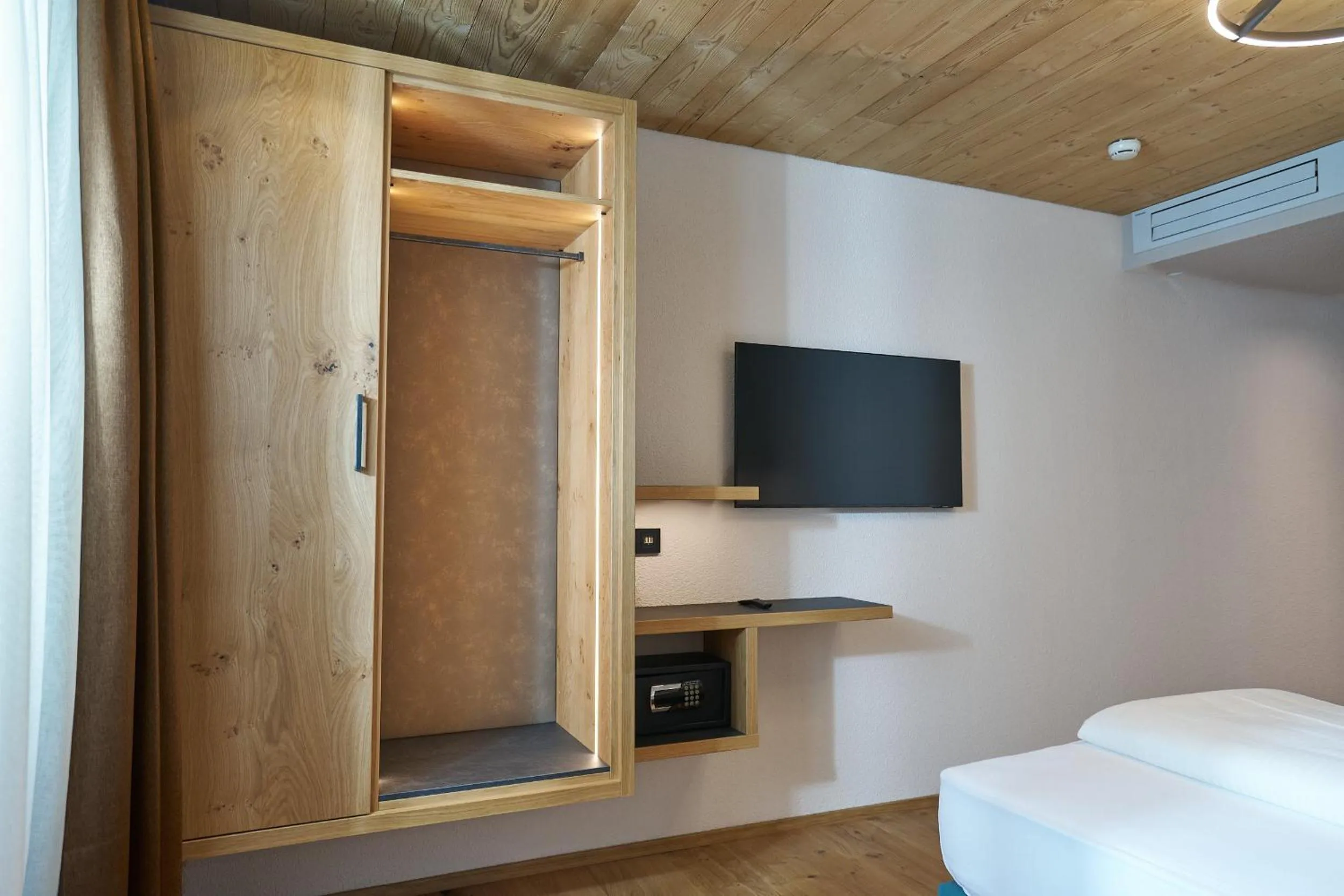 TV and multimedia, Bed in Hotel Stern