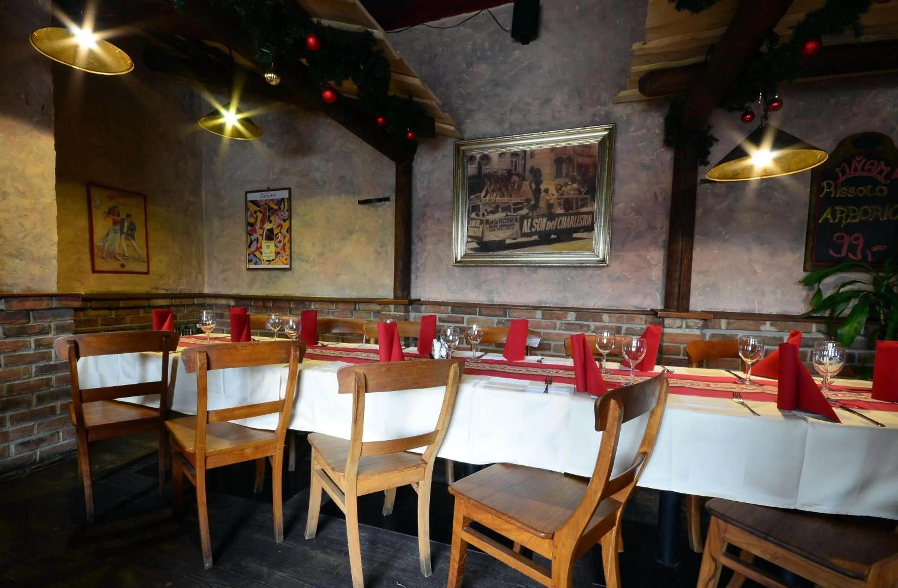 Restaurant/places to eat in Hotel Central