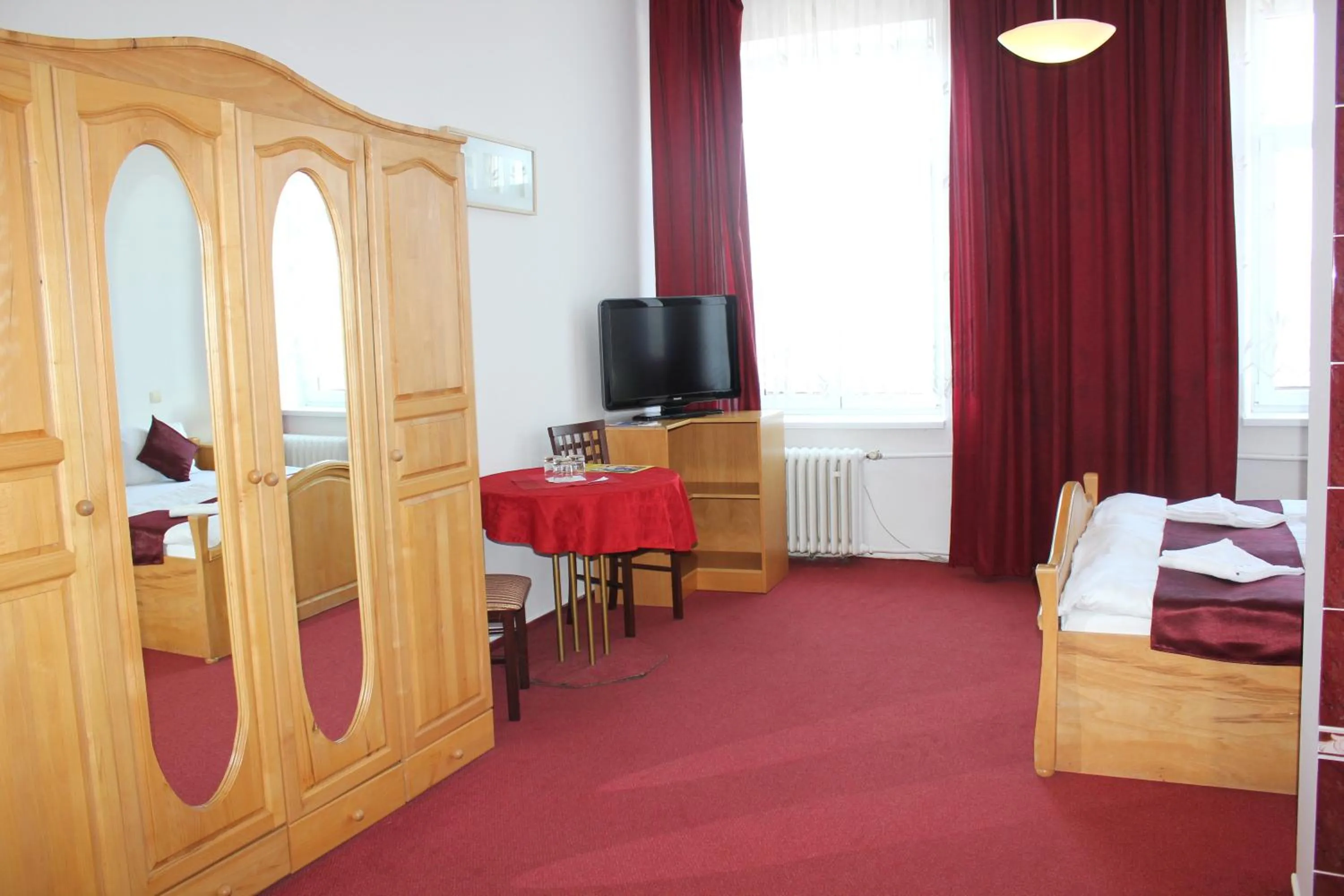 Photo of the whole room, Bed in Hotel Central