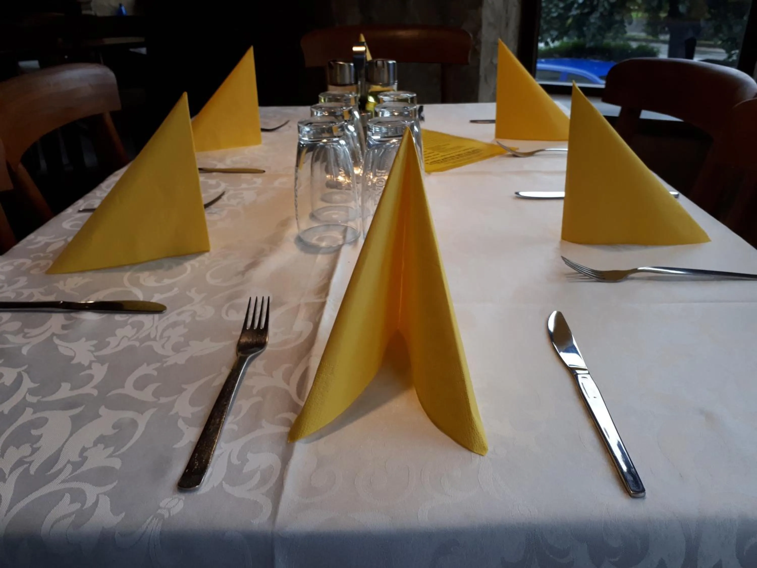 Restaurant/places to eat in Hotel Central