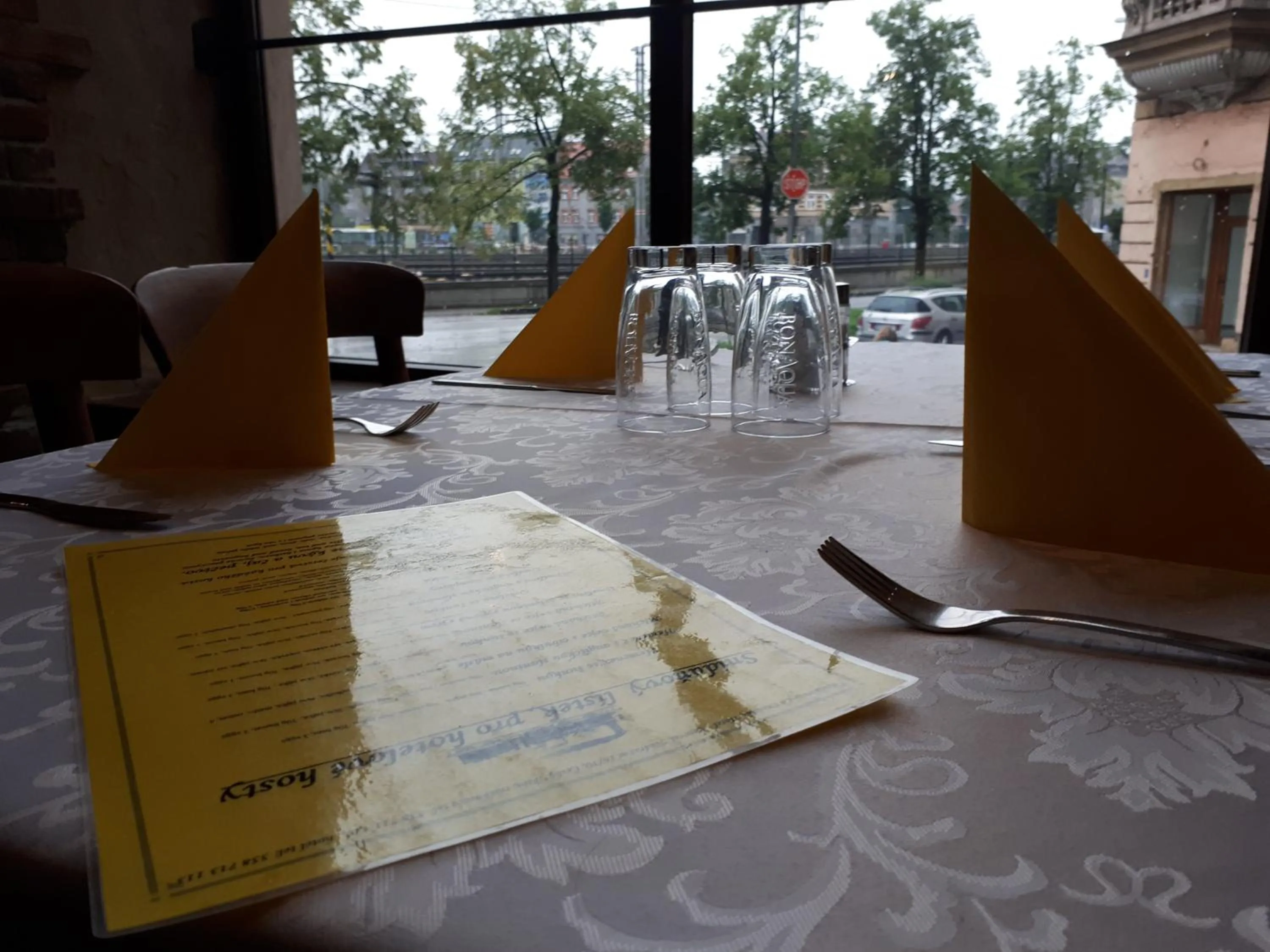 Restaurant/places to eat in Hotel Central