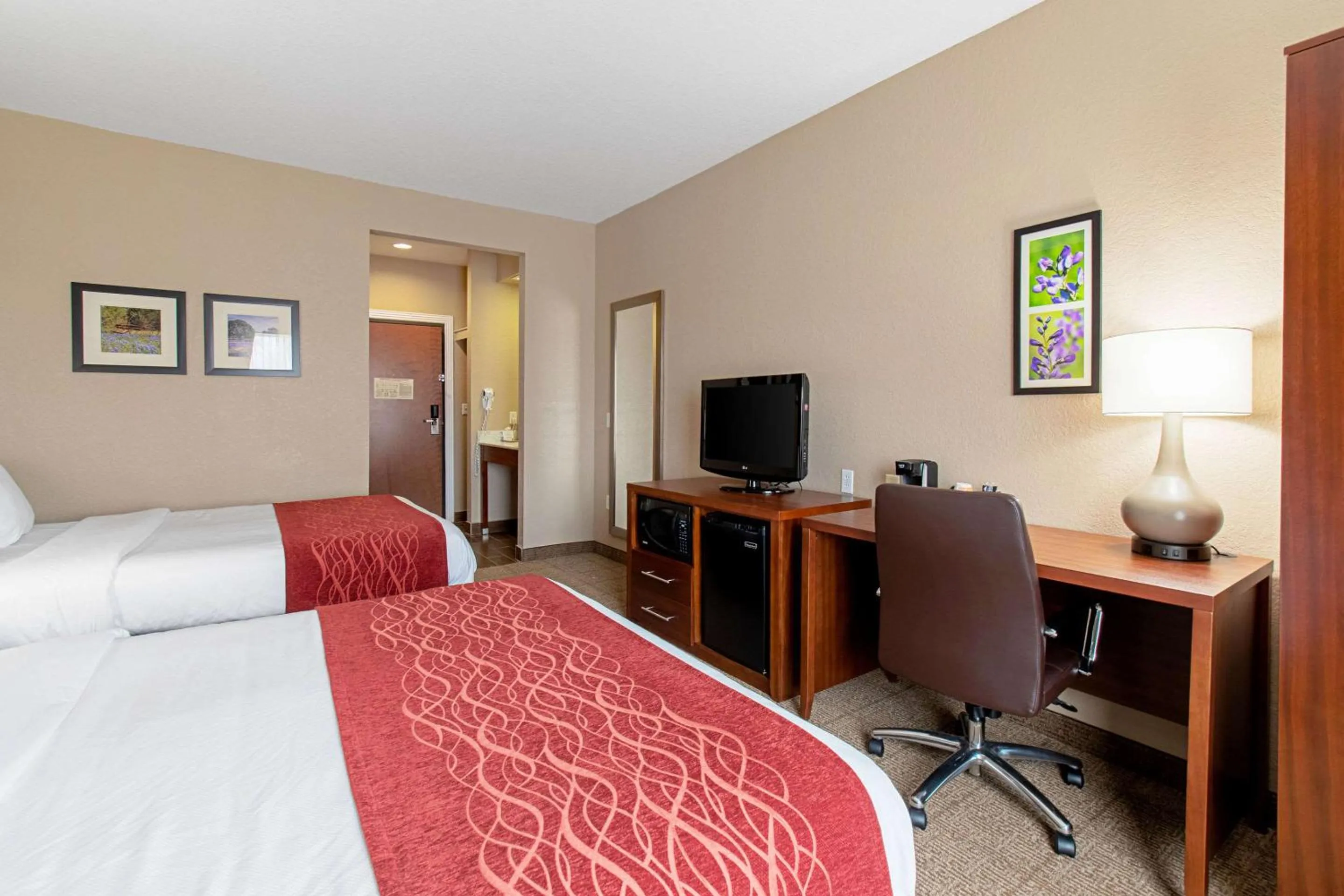 Photo of the whole room, Bed in Comfort Inn & Suites and Suites Fredericksburg