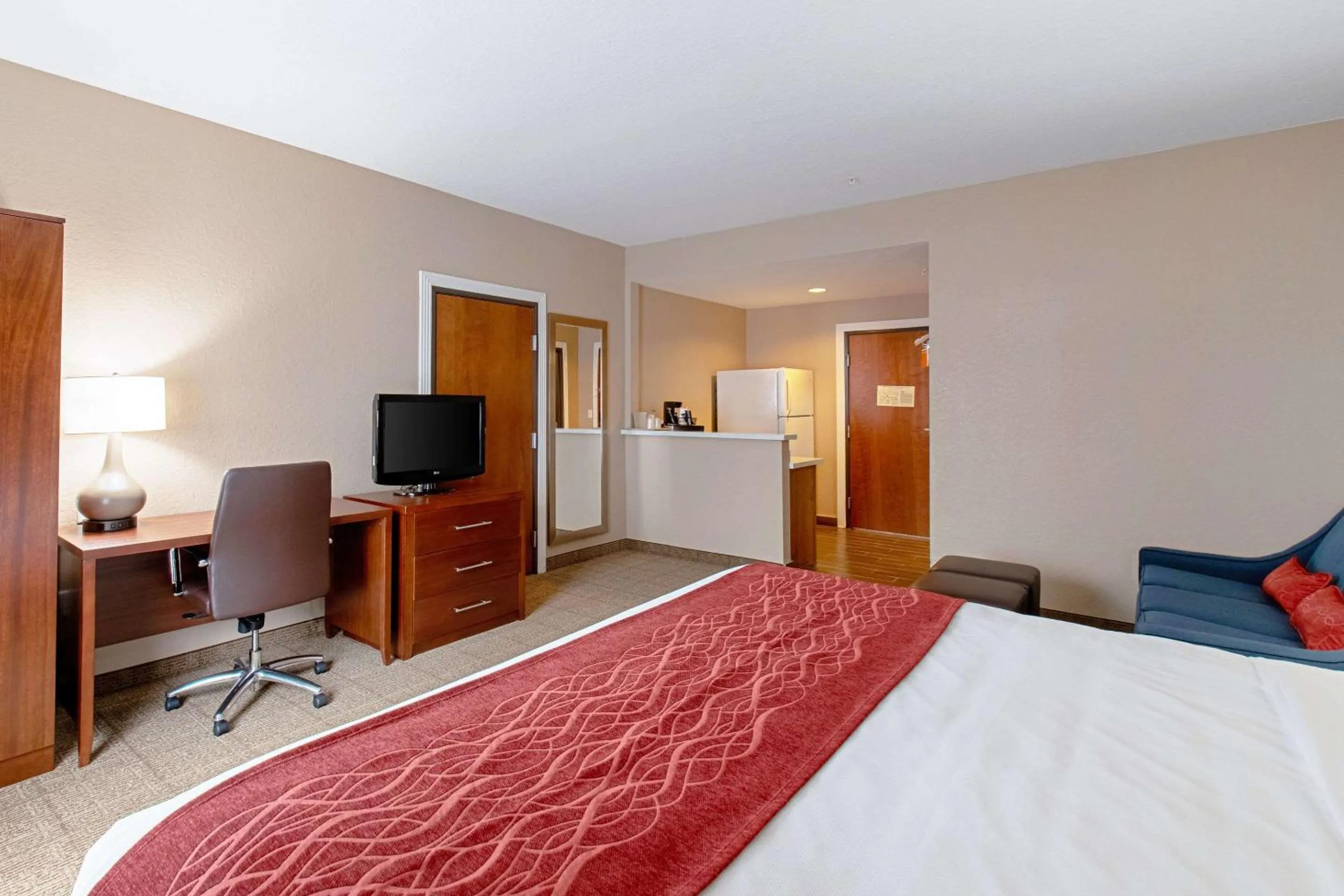 Photo of the whole room, Bed in Comfort Inn & Suites and Suites Fredericksburg