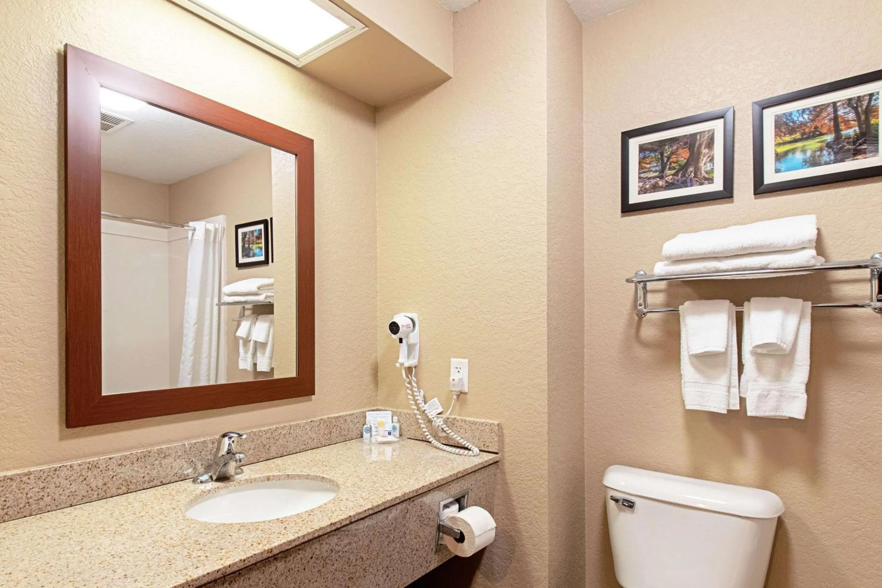 Bathroom in Comfort Inn & Suites and Suites Fredericksburg