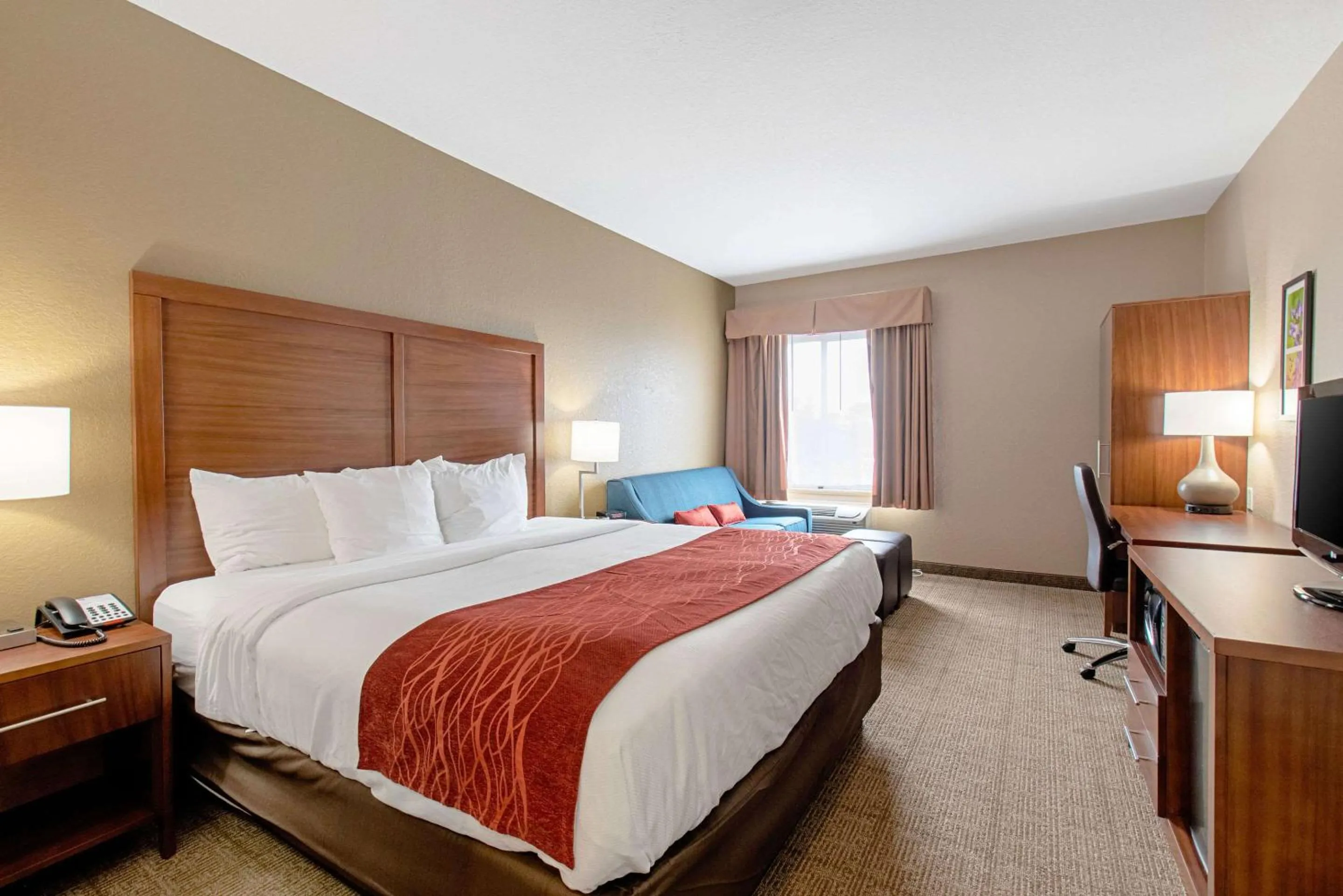 Photo of the whole room, Bed in Comfort Inn & Suites and Suites Fredericksburg