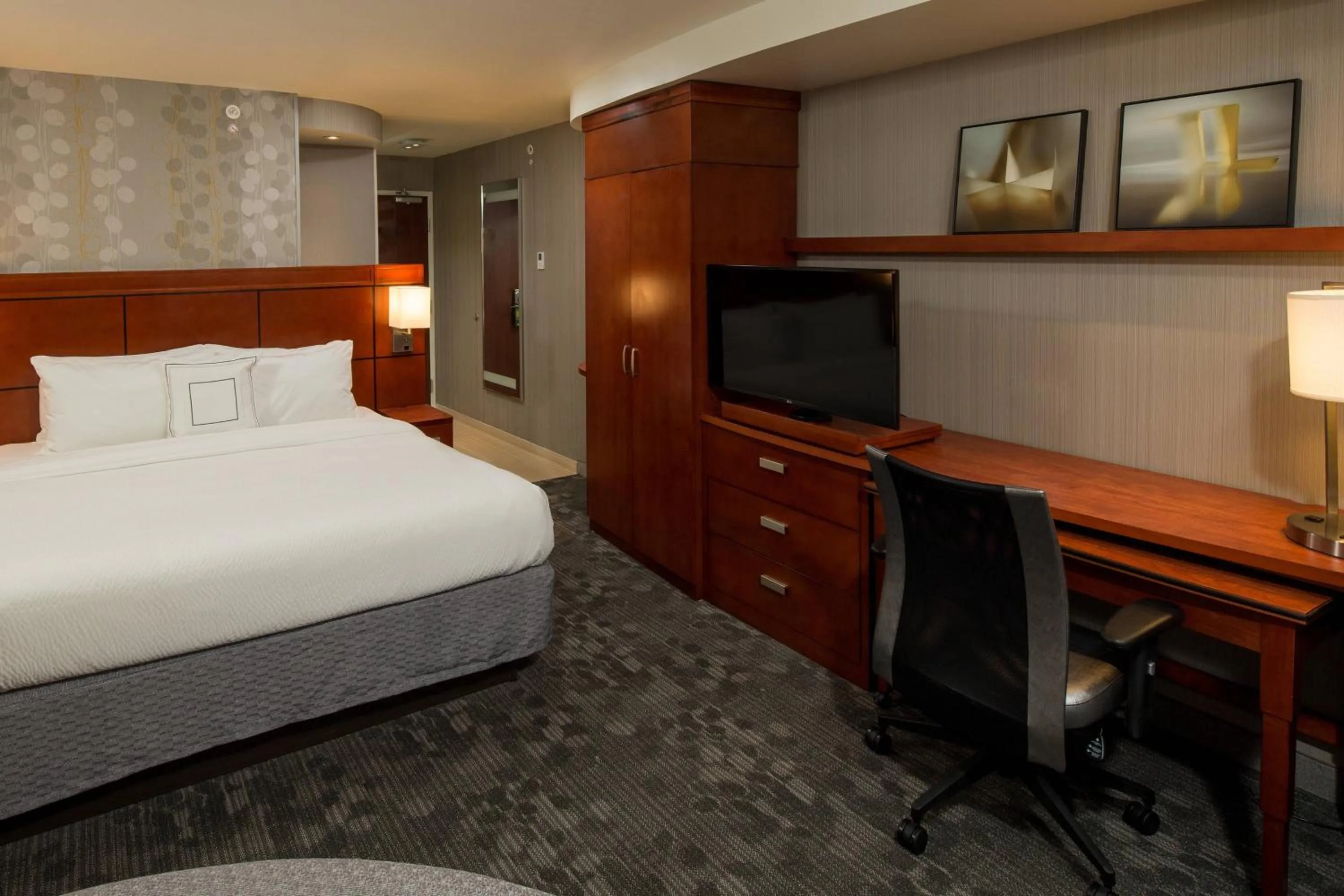 Photo of the whole room, Bed in Courtyard by Marriott Lafayette