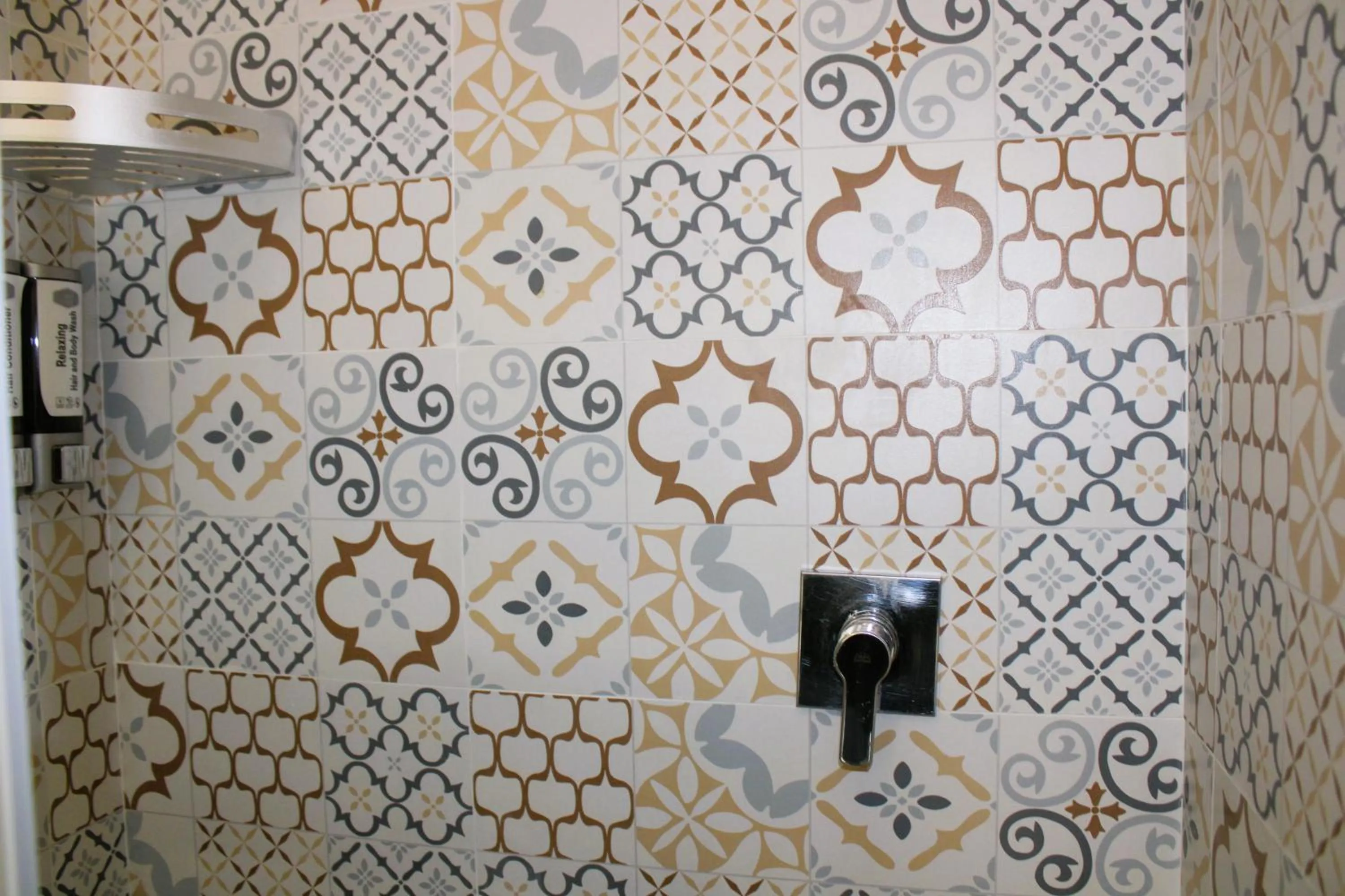 Shower in De Gasperi 55 - By Pera Rooms Collection