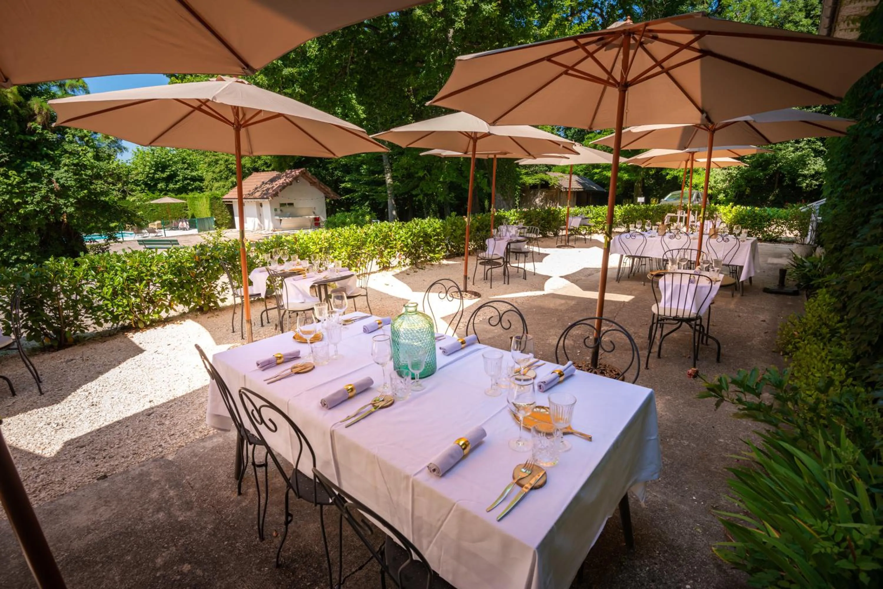Patio in Chateau des Ayes - Chambres & suites