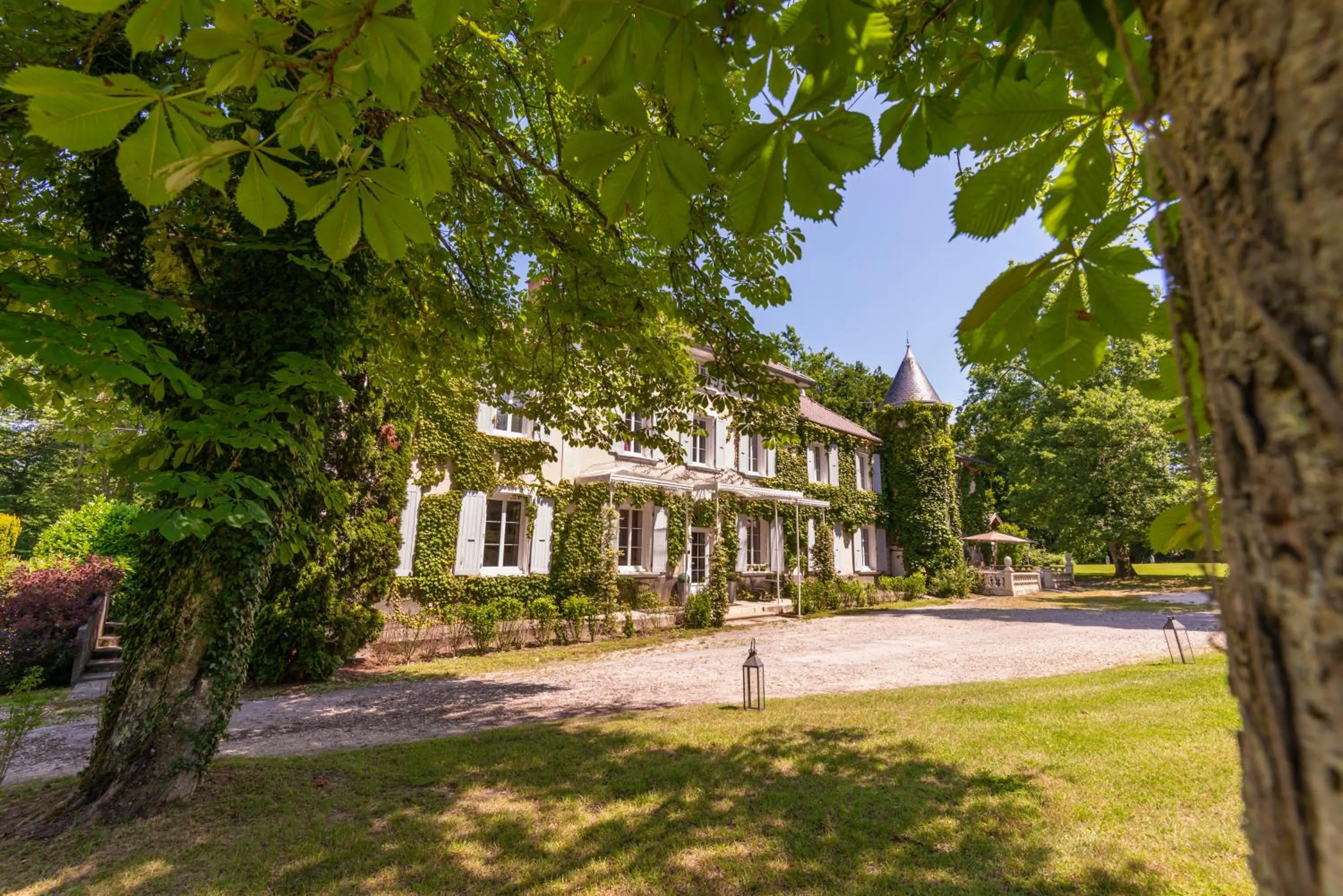 Property building in Chateau des Ayes - Chambres & suites