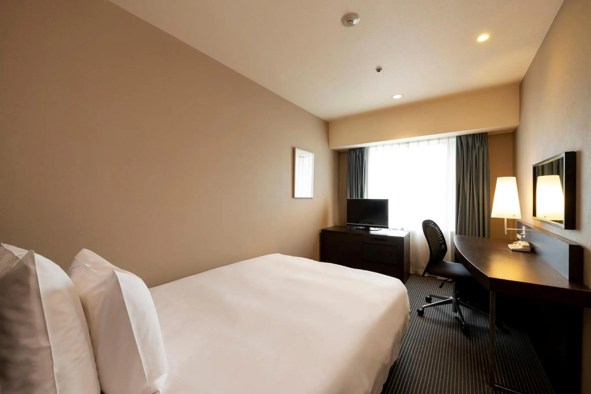 Photo of the whole room, Bed in ANA Crowne Plaza Hiroshima by IHG