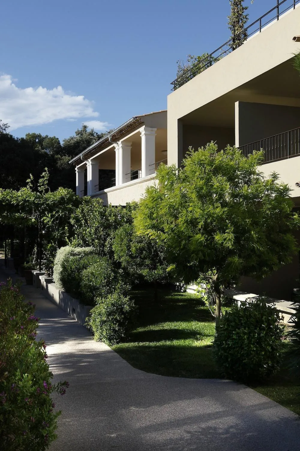 Property building in Résidence Hôtelière 4 étoiles Les Mas du Grand Vallon