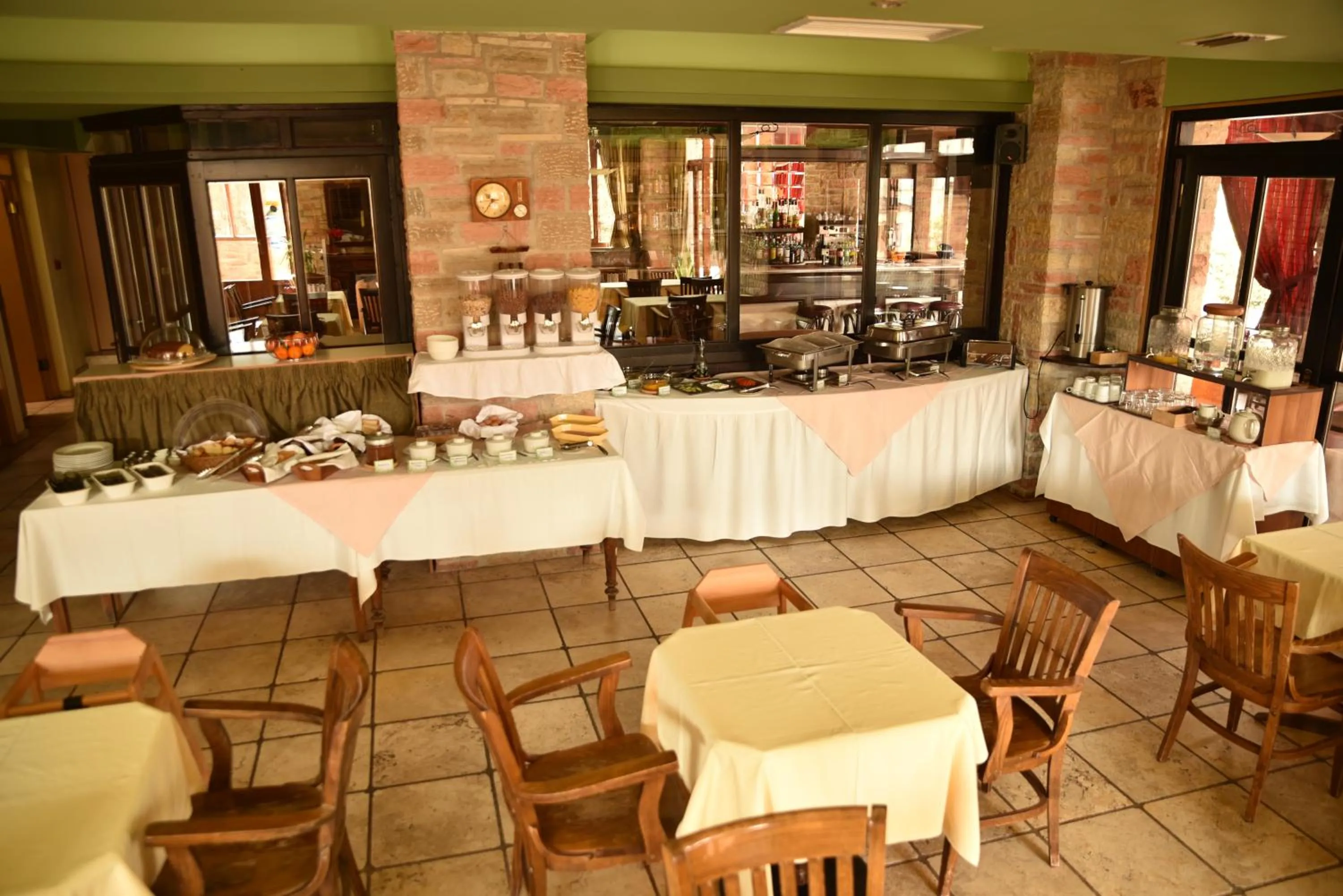 Restaurant/places to eat in Mont Helmos Hotel