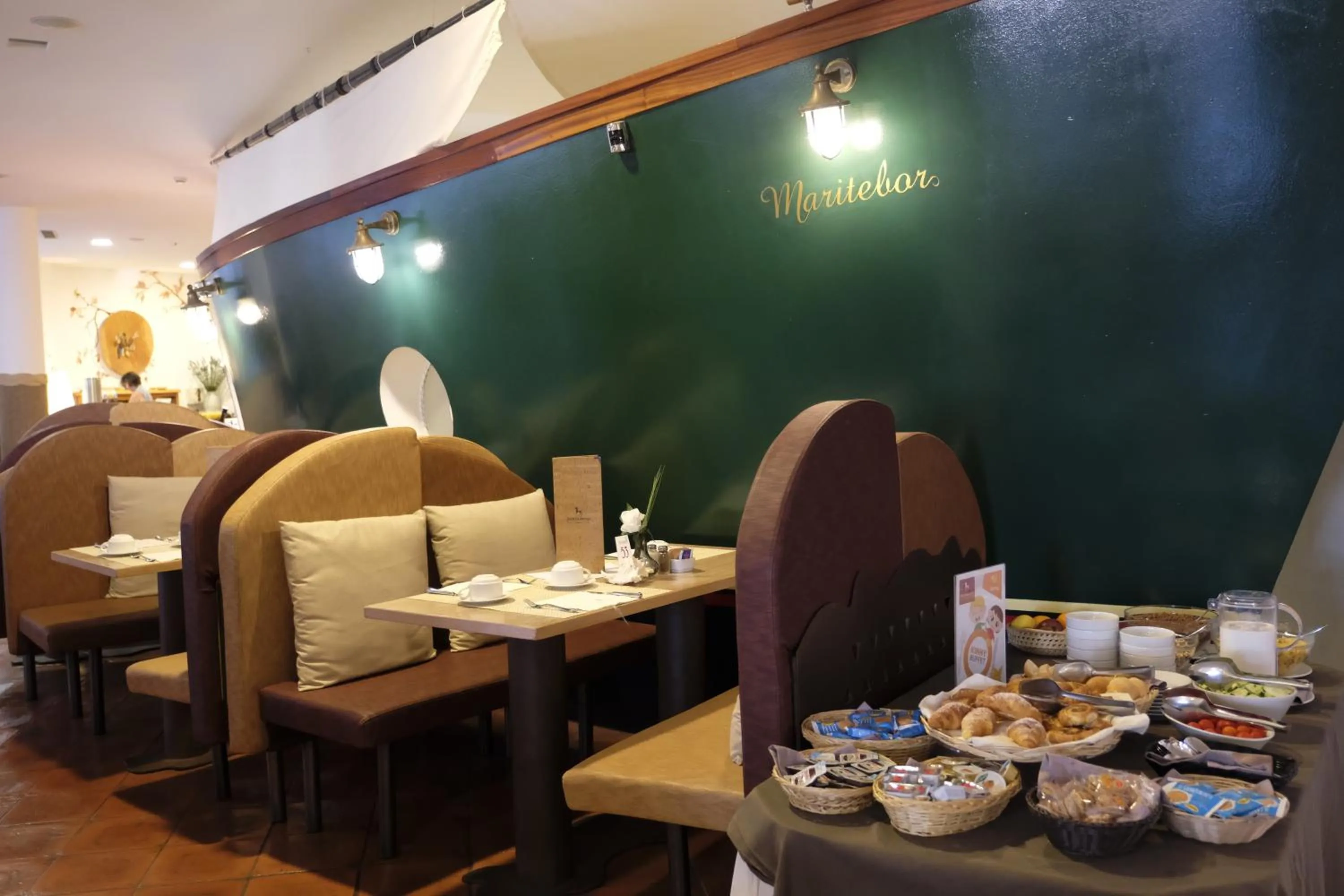 Restaurant/places to eat in Baia Caddinas Clubresidence