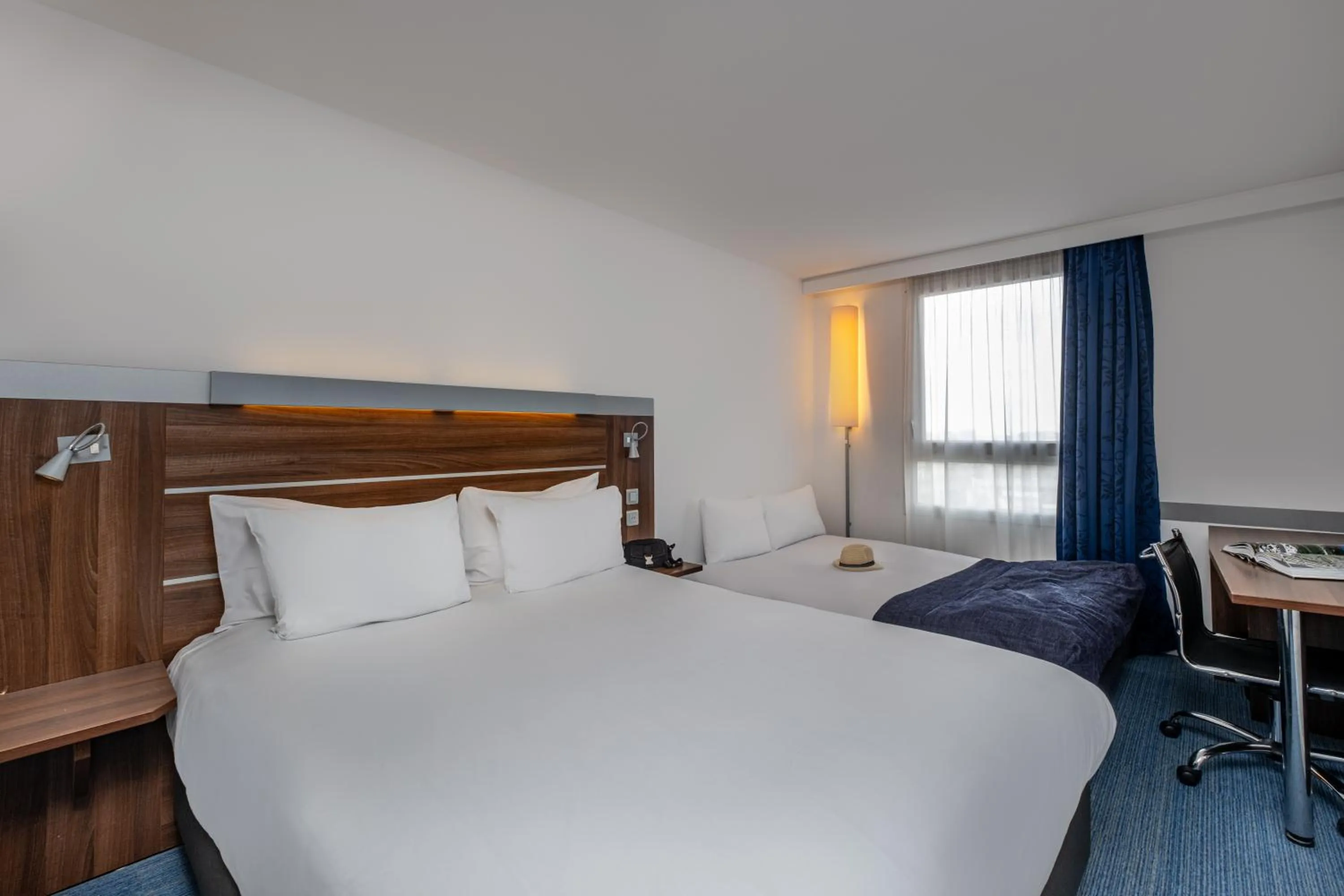 Property building, Bed in Hôtel Marseille Centre Gare Saint-Charles