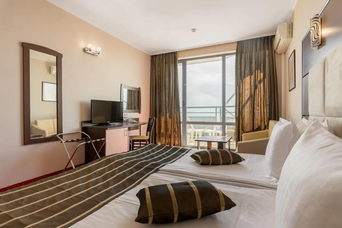 Pool view, Bed in Hotel Rеgina - Golden Sands All Inclusive