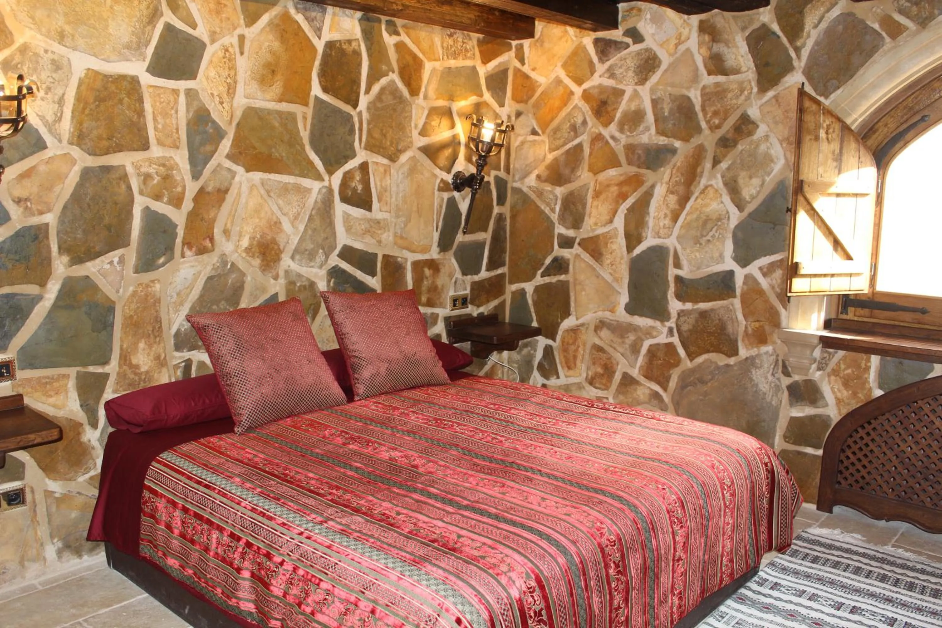 Photo of the whole room, Bed in Auberge Toison d'Or