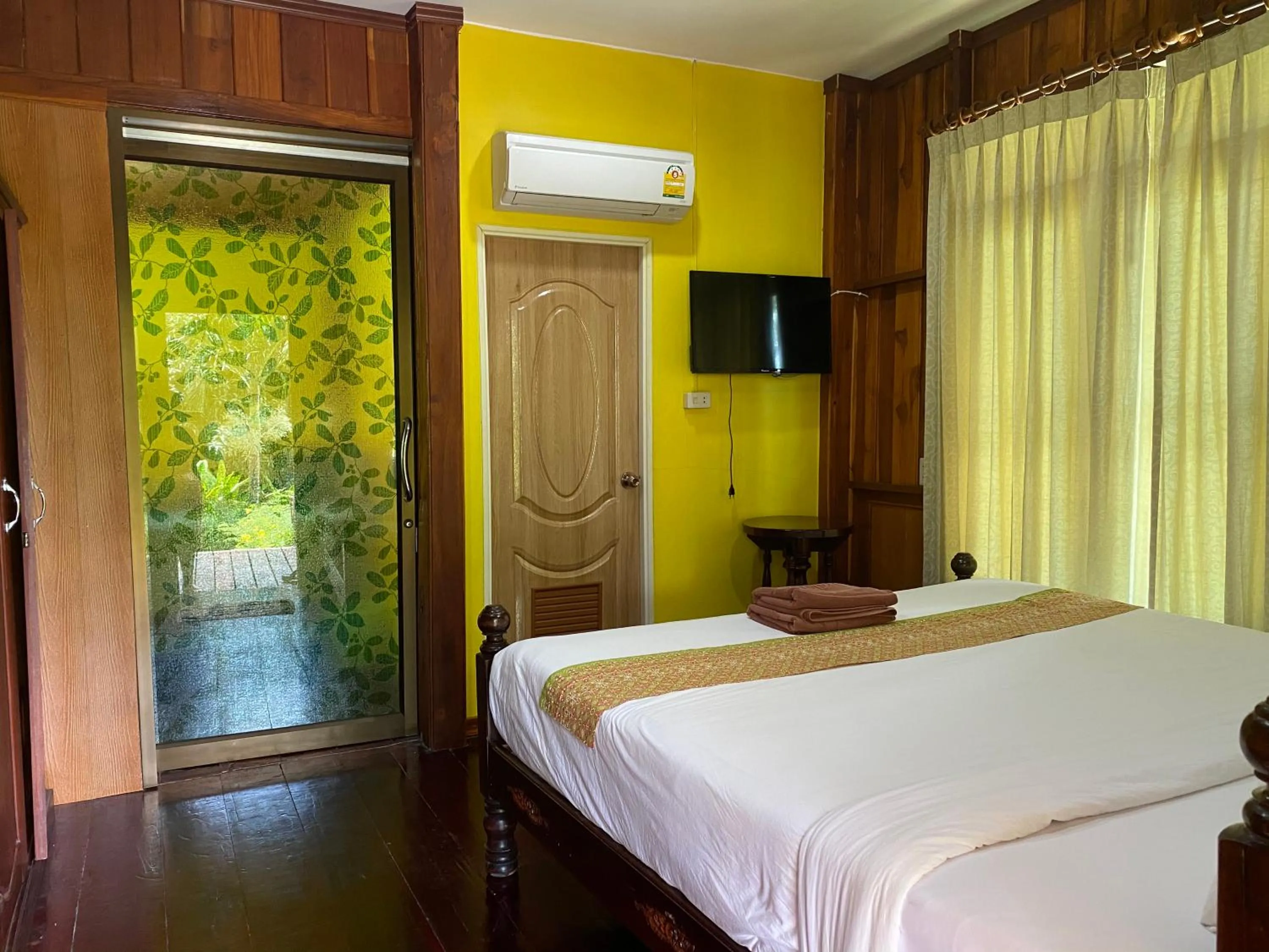 Bedroom, Bed in Tharathip Resort Koh Phangan - SHA Plus