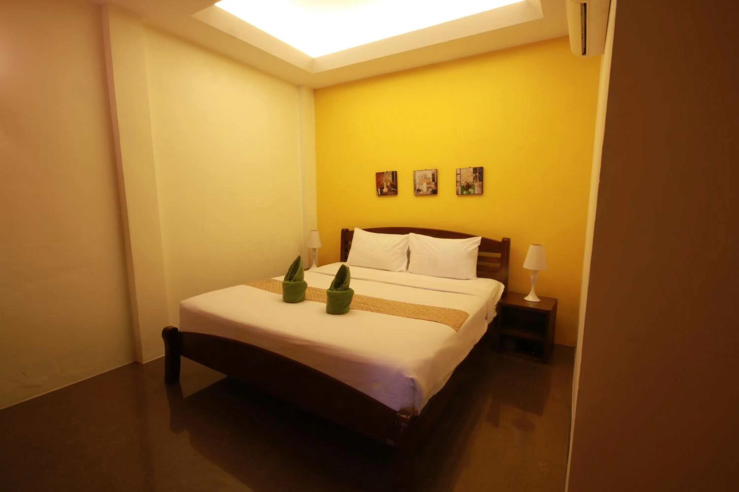 Bed in Tharathip Resort Koh Phangan - SHA Plus