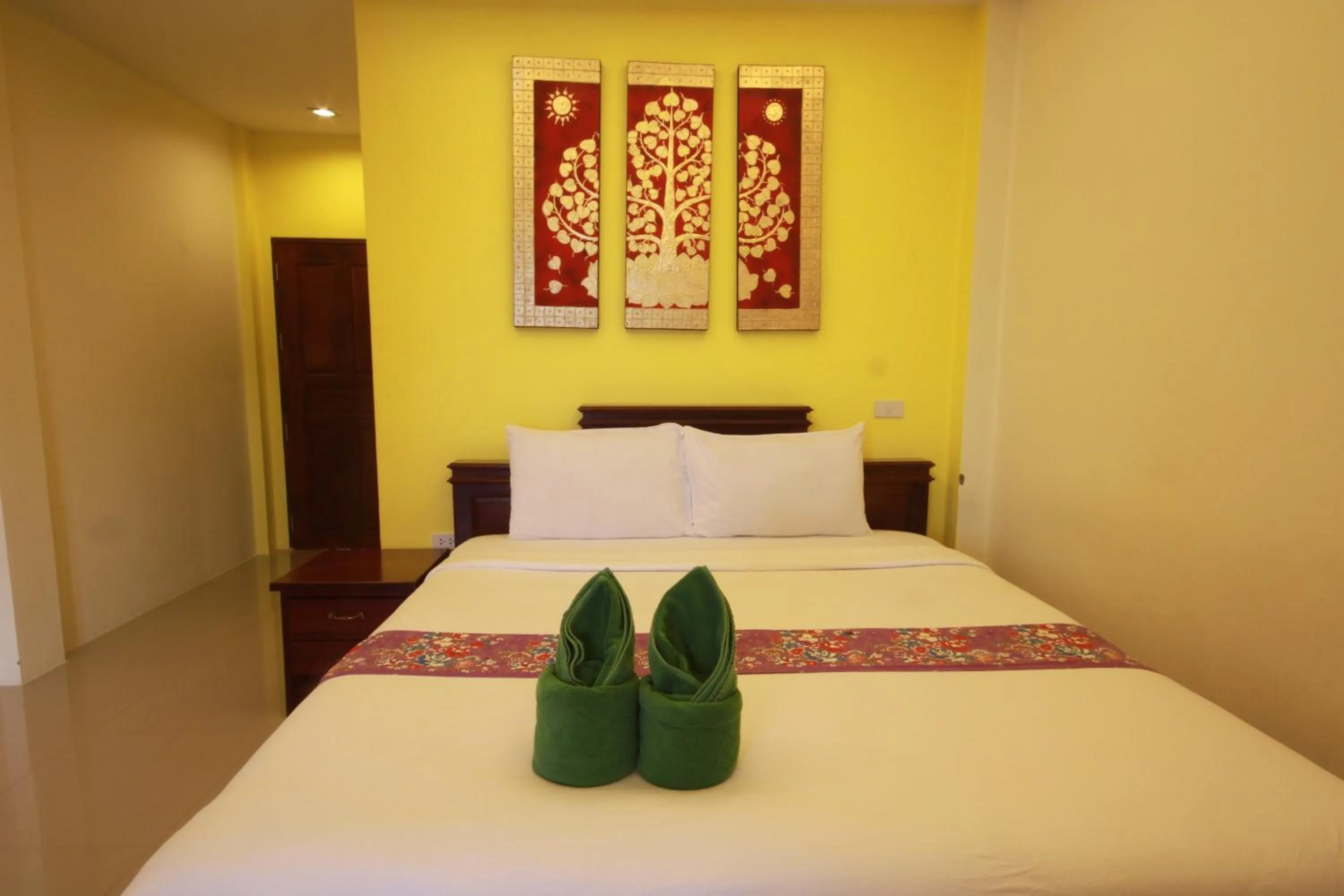 Bed in Tharathip Resort Koh Phangan - SHA Plus