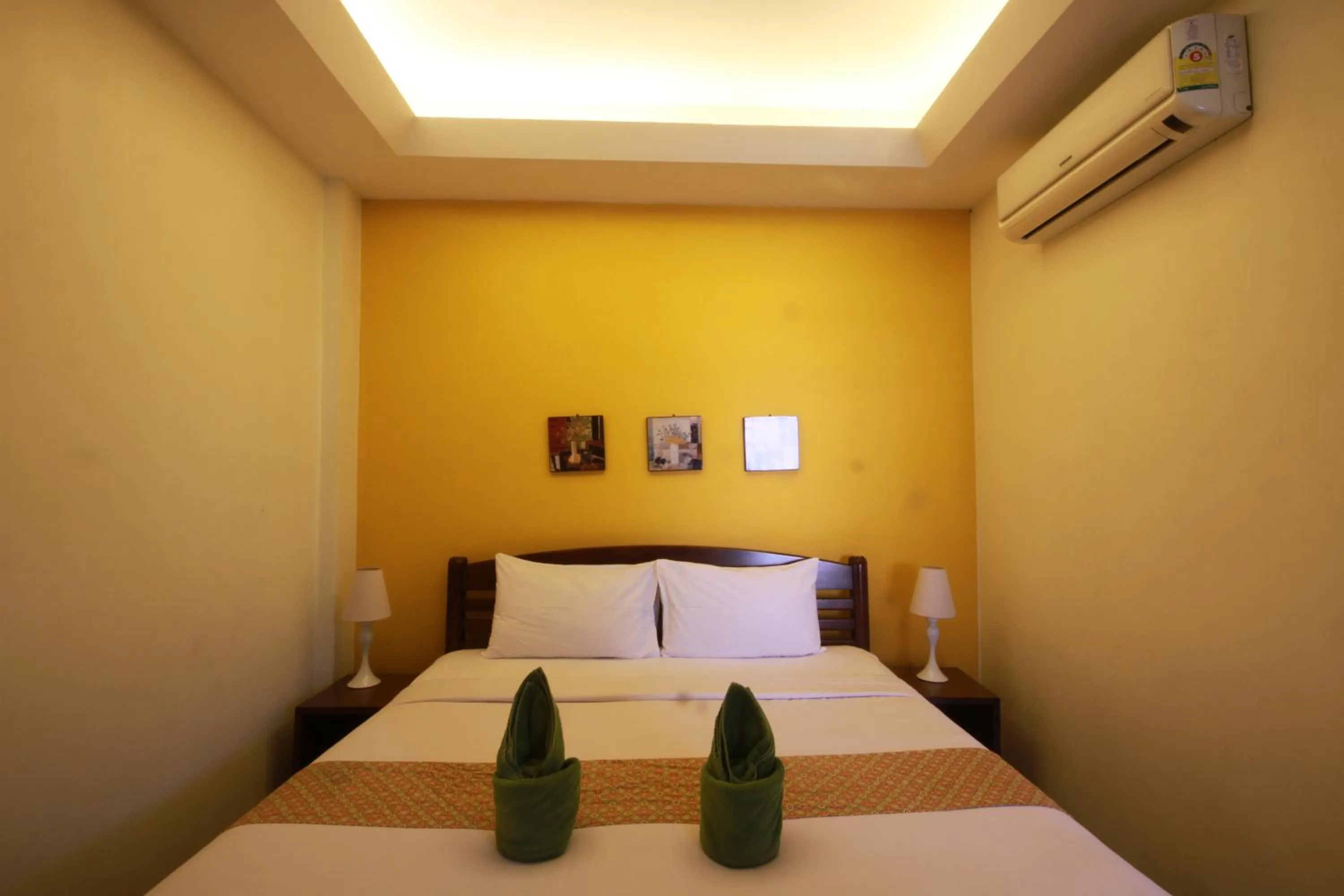 Bed in Tharathip Resort Koh Phangan - SHA Plus