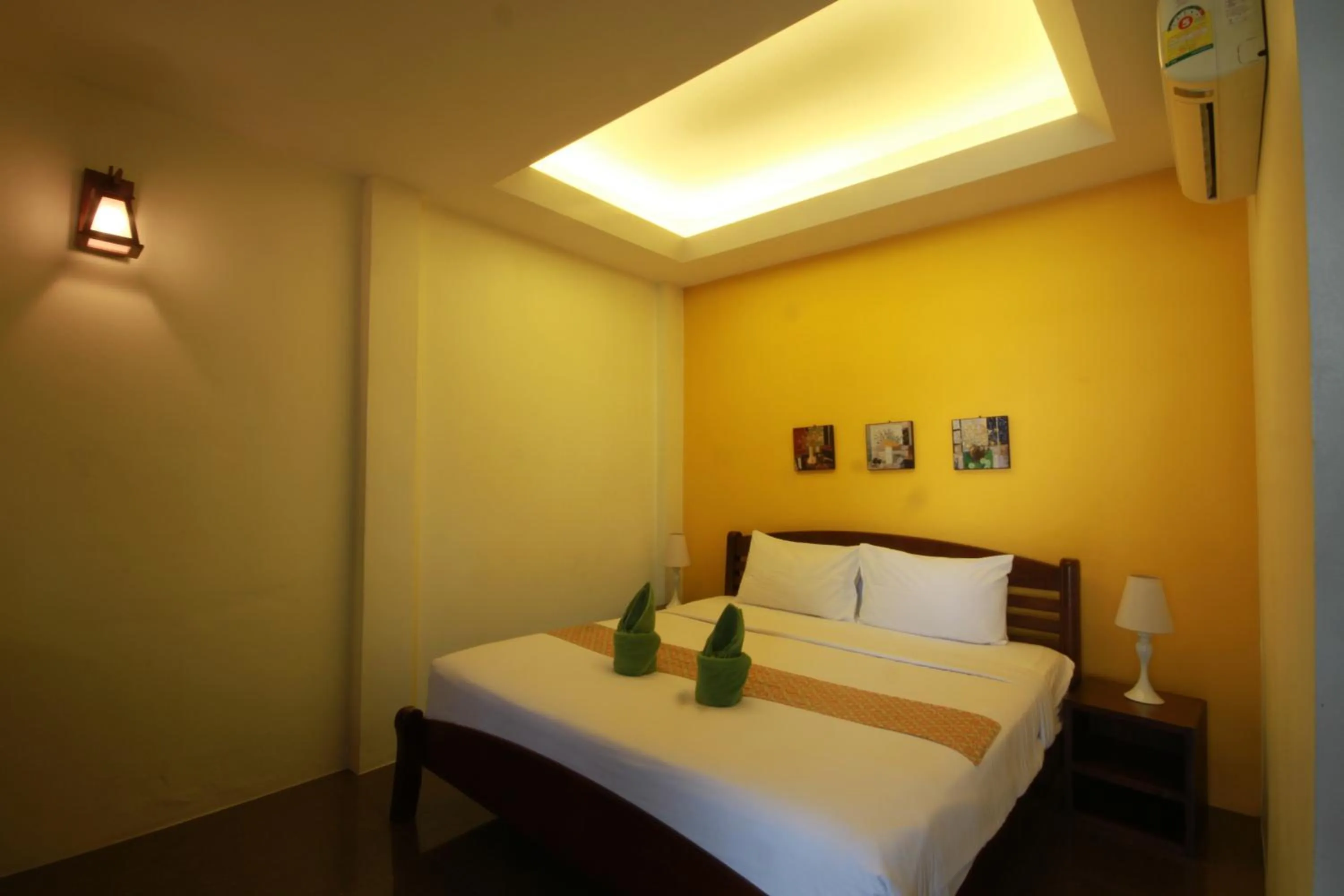 Bed in Tharathip Resort Koh Phangan - SHA Plus